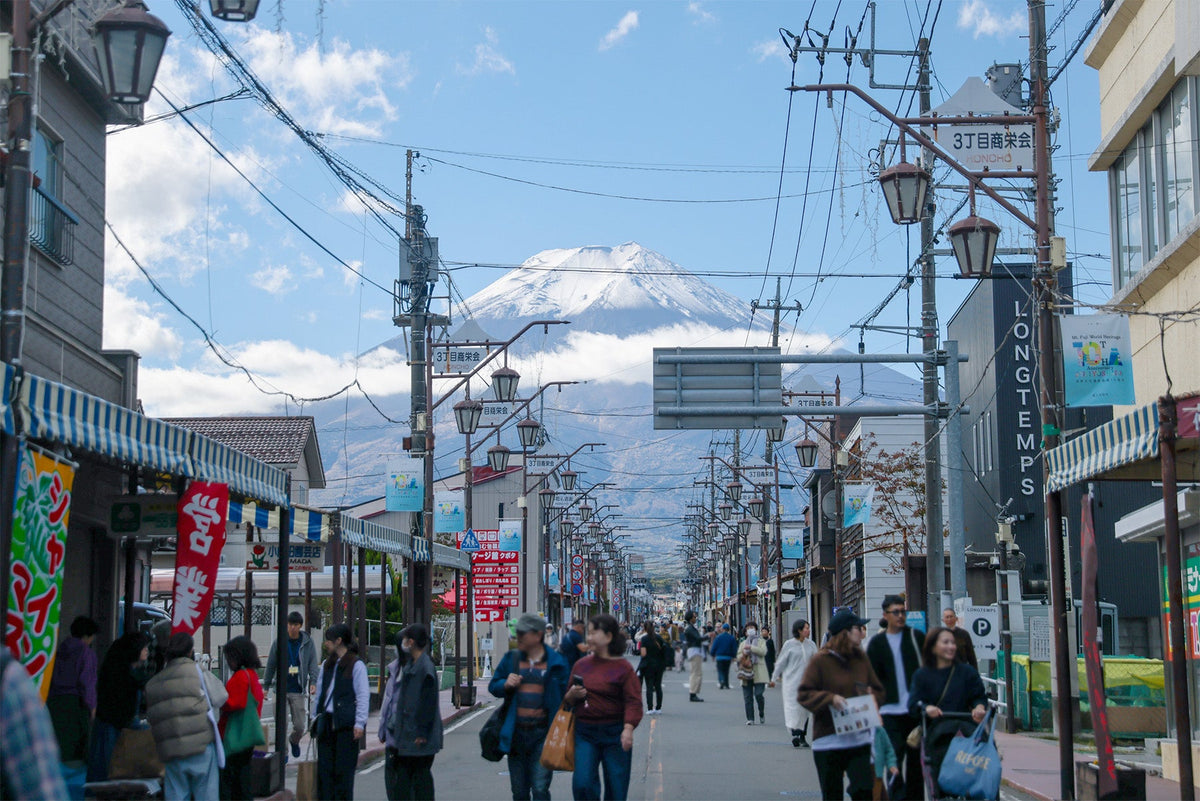 富士山と山梨県下吉田の街並み