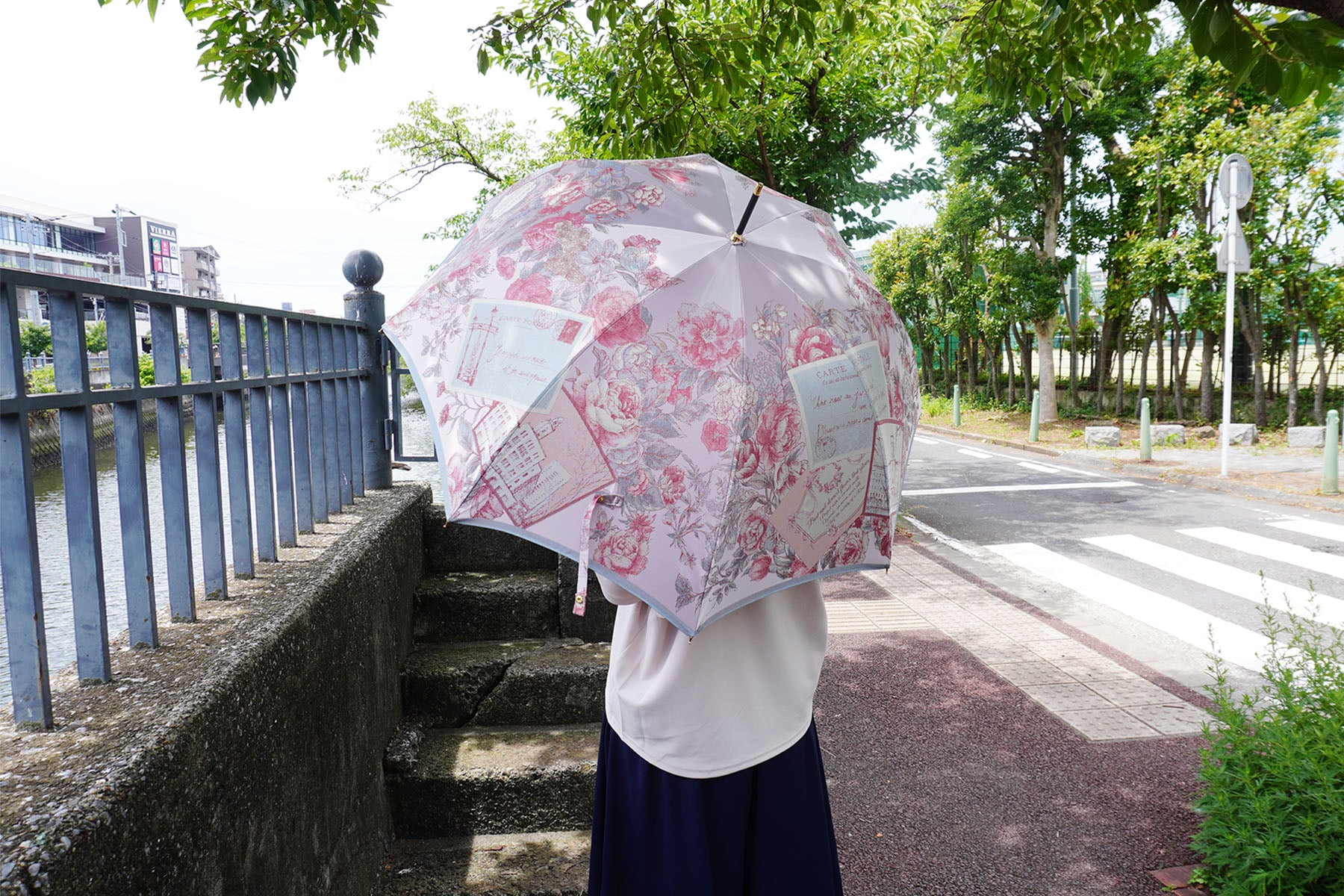 婦人傘を差す女性