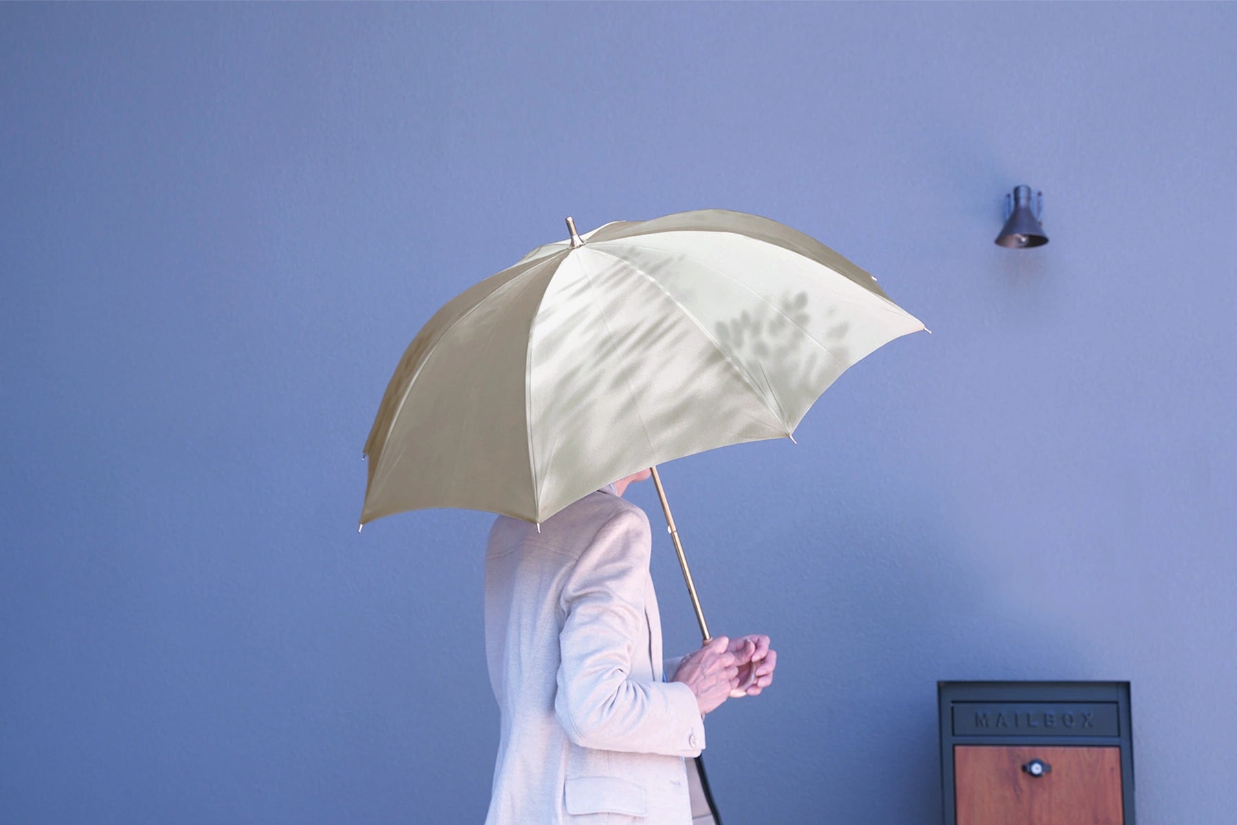 晴雨兼用日傘の使用イメージ