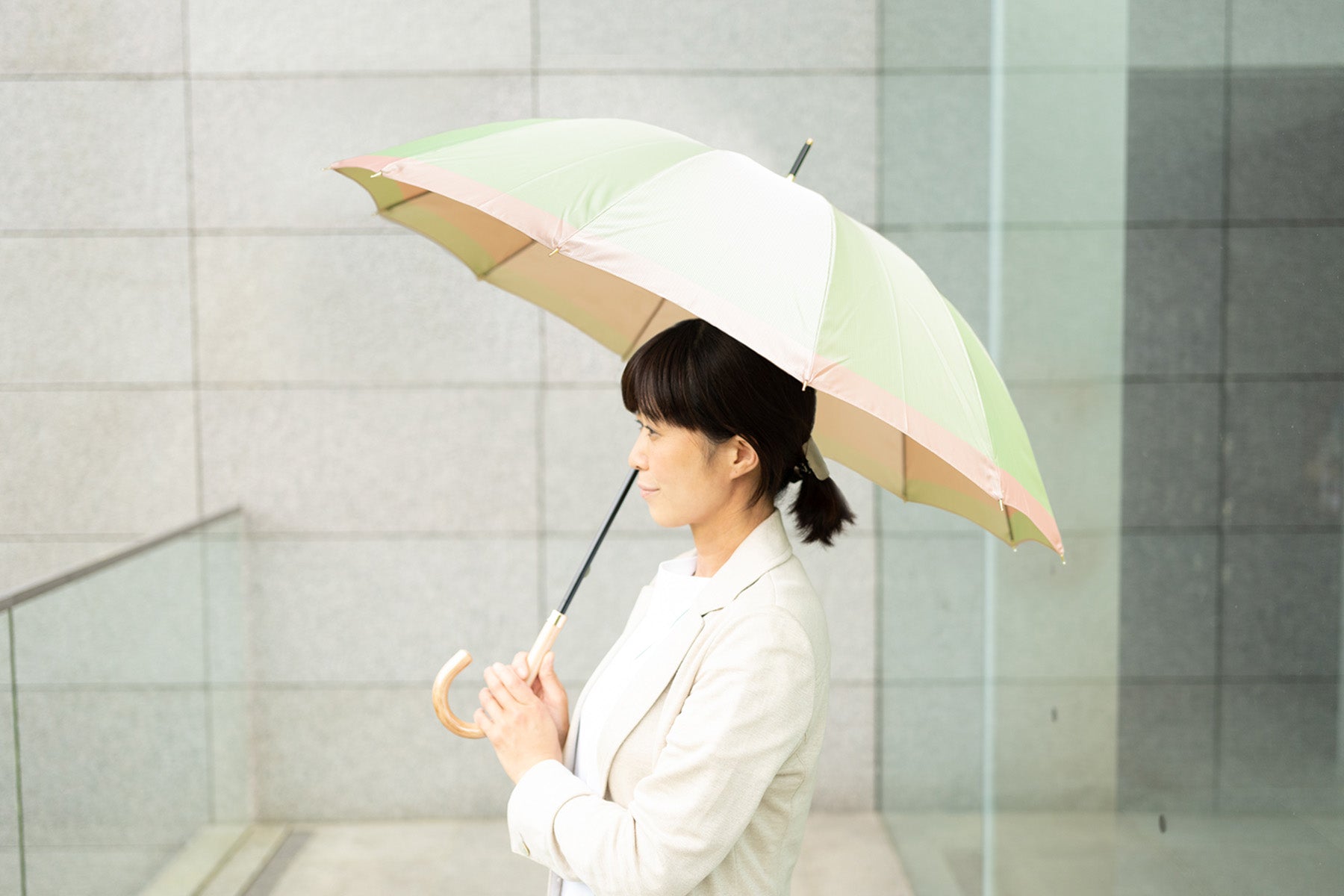 グリーンとピンクの晴雨兼用婦人傘