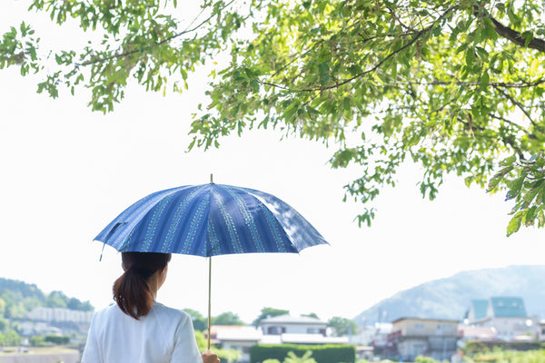 ブルーの晴雨兼用日傘