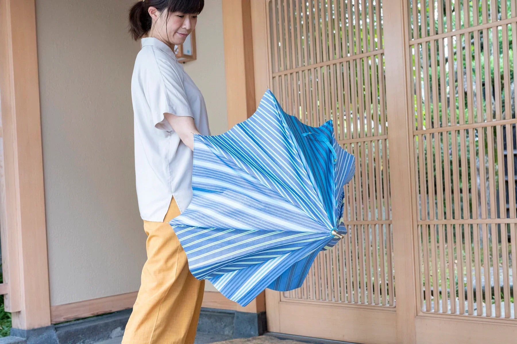 晴雨兼用日傘を開く様子