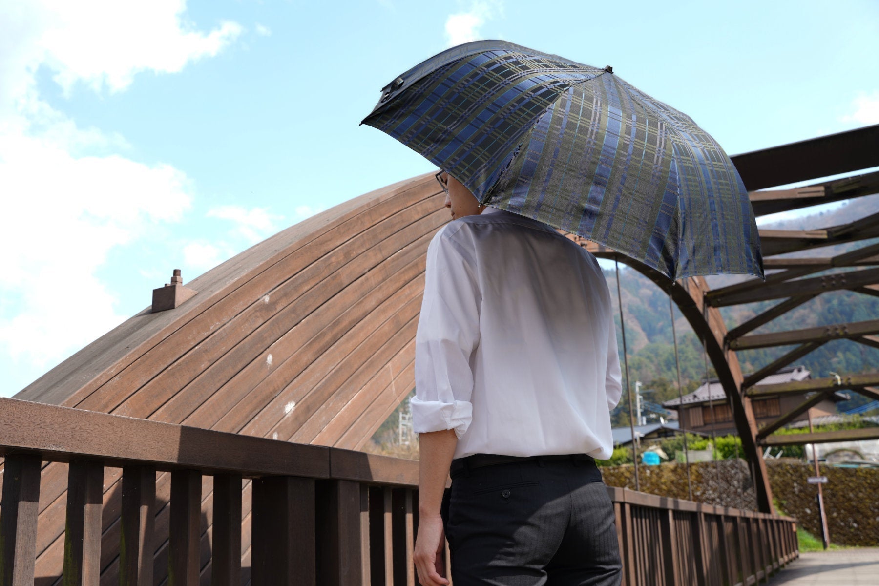 涼しい日傘を見つけるポイントとは?おすすめ日傘もご紹介