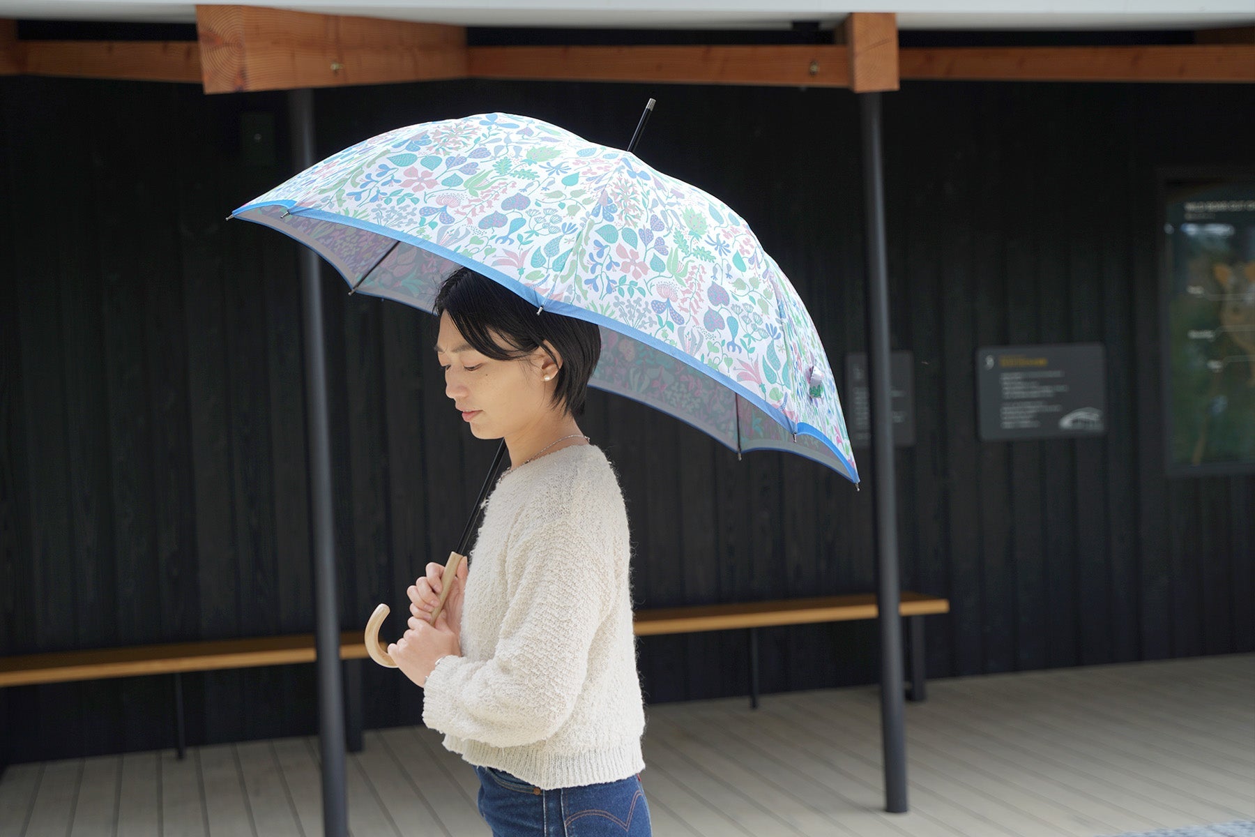 植物柄の婦人長傘をさす女性