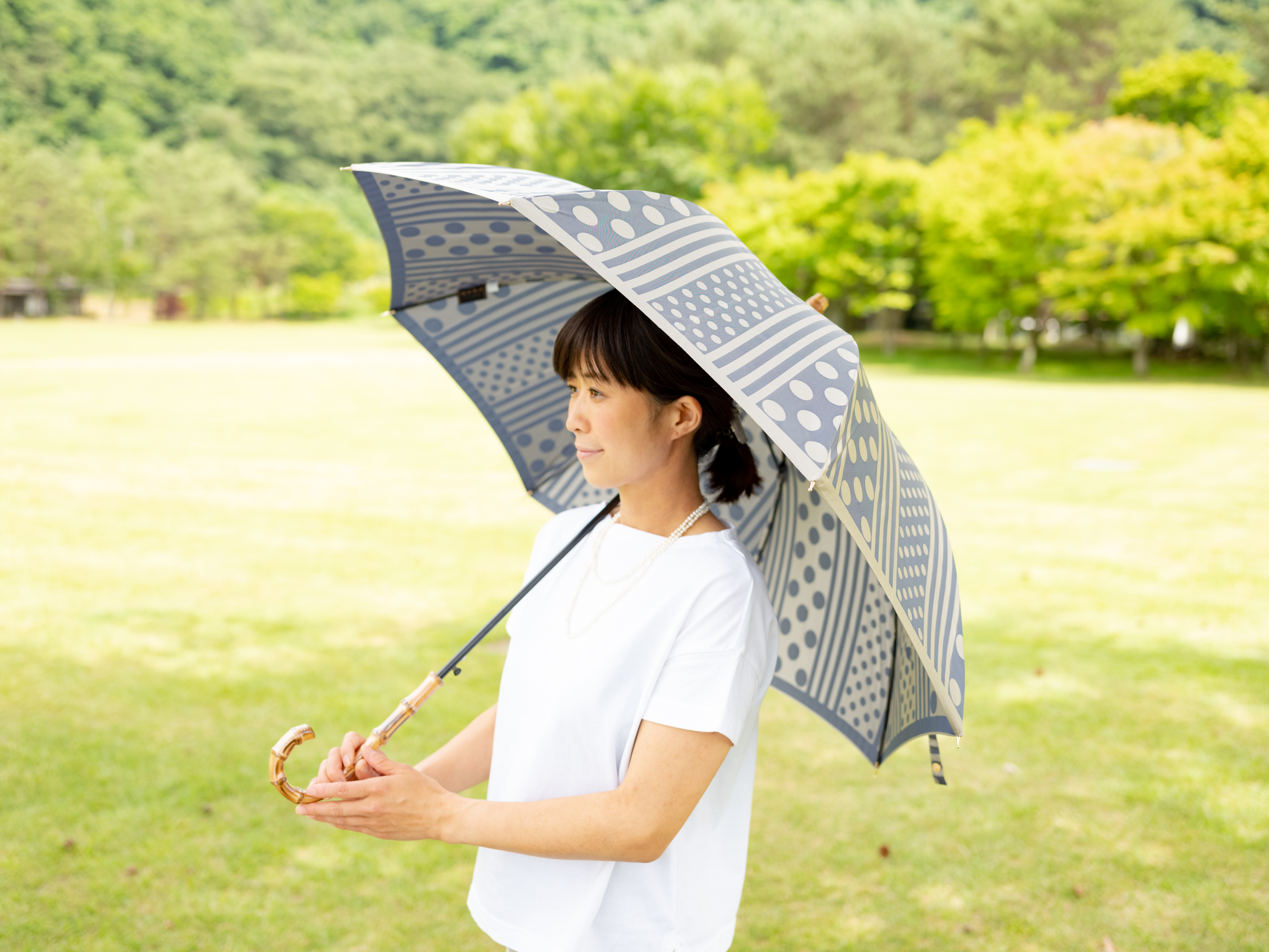 ブルーのレディース傘を差す女性