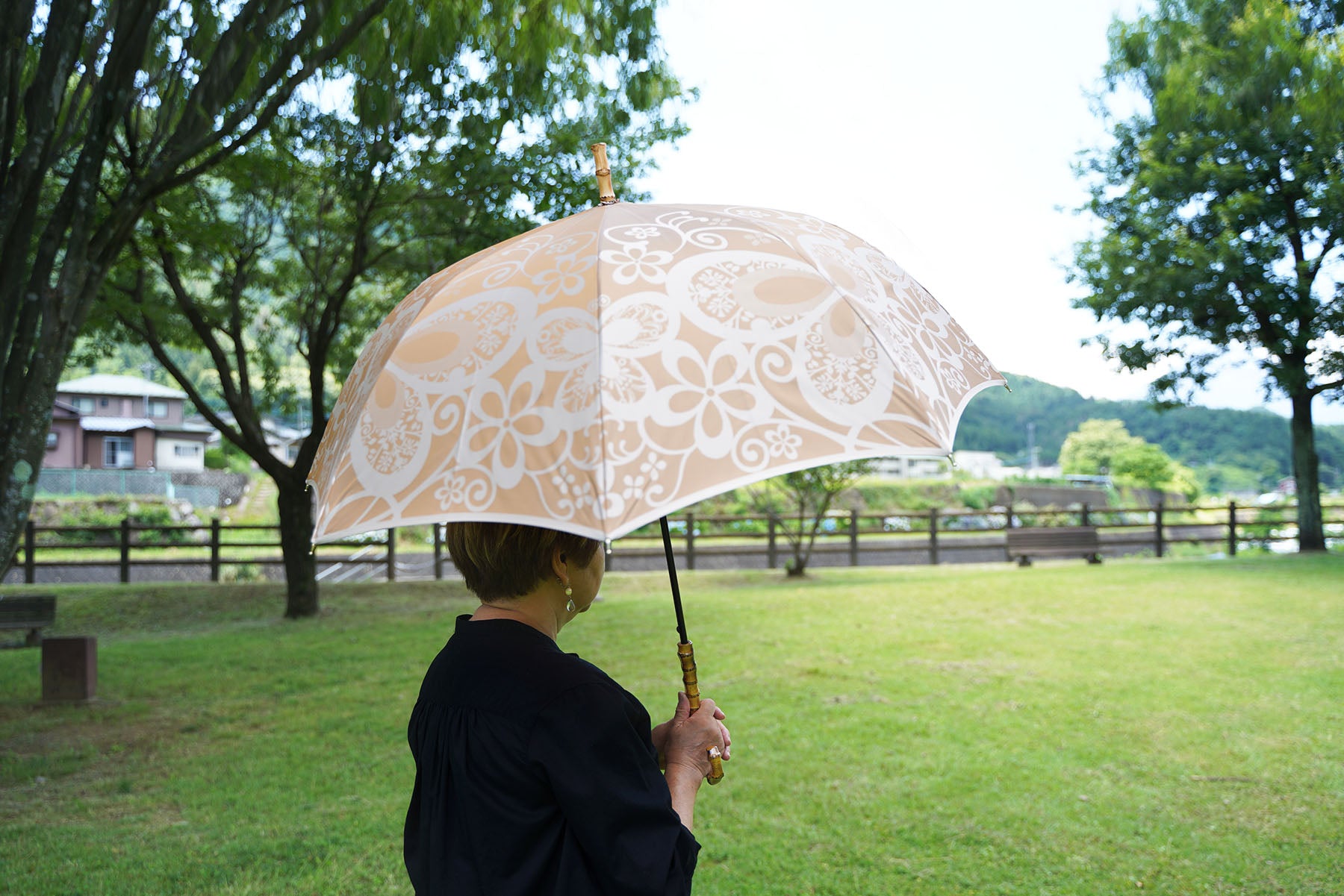 蝶々柄のレディースジャンプ傘を持つ女性