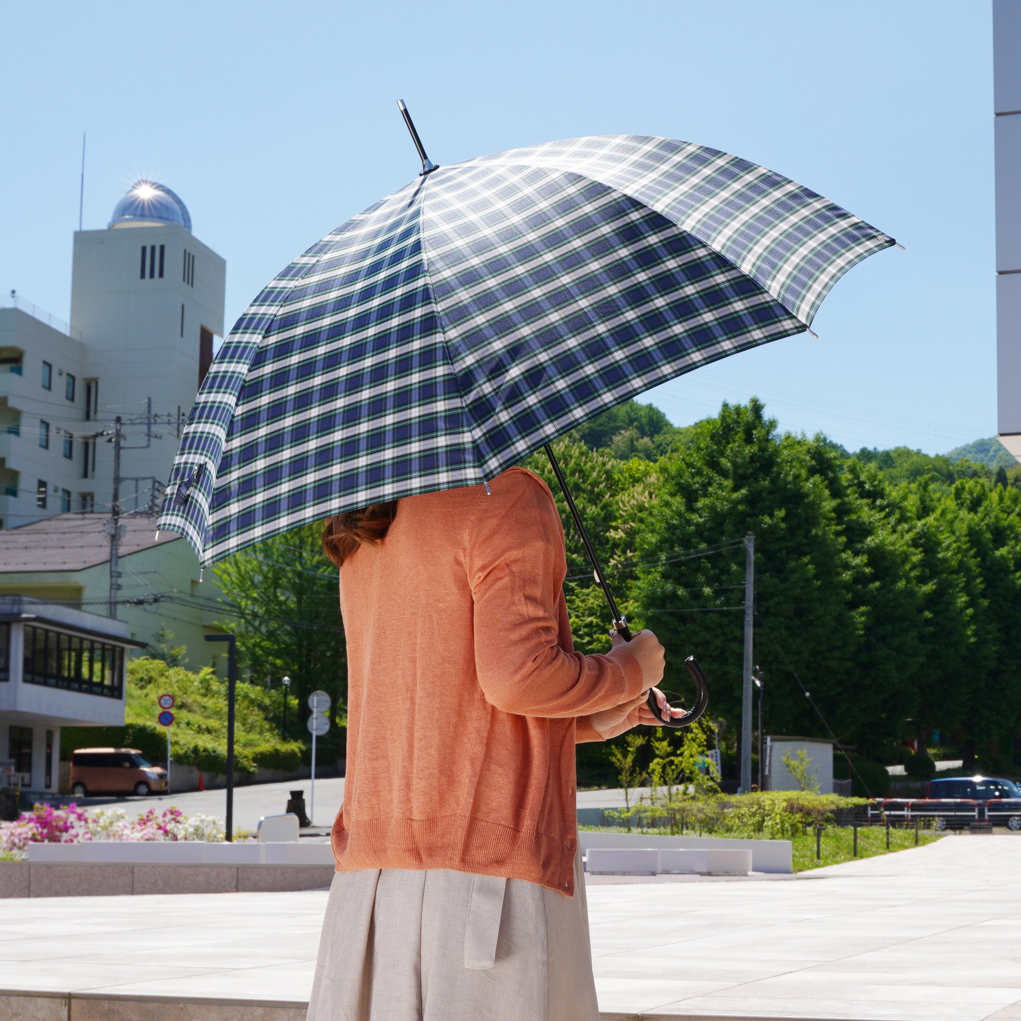 雨傘 レディース レトロチェック タータンチェック ネイビー 長傘 使用イメージ