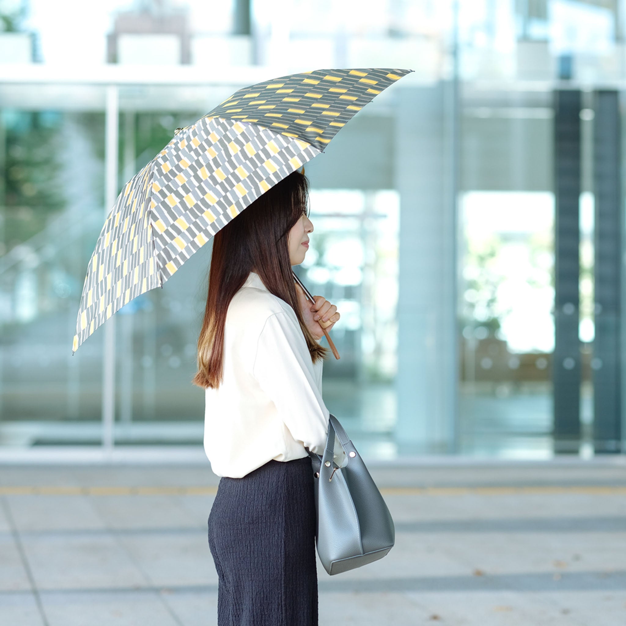晴雨兼用 レディース ノルディック 大枝 カーキ 折りたたみ傘 使用イメージ