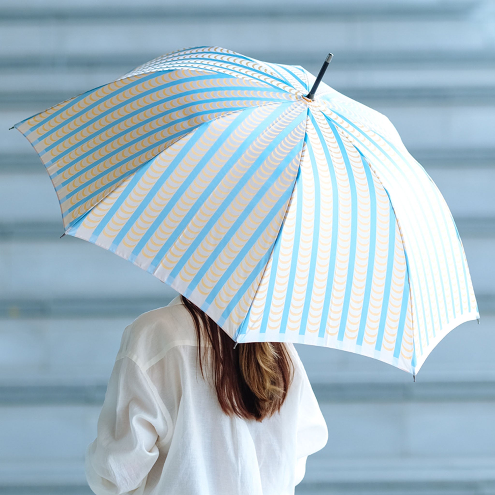 晴雨兼用 レディース Stig L. DRAPES オレンジ 長傘 使用イメージ