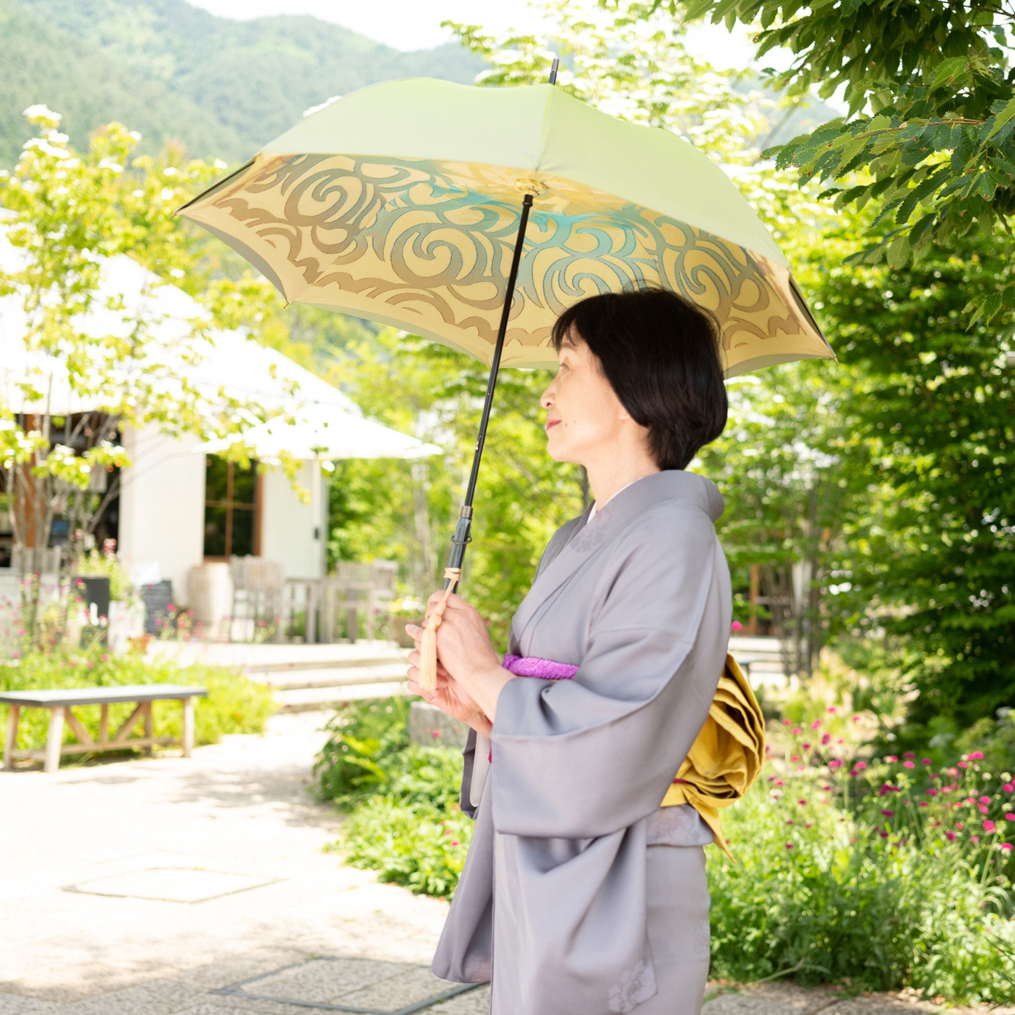 晴雨兼用レディース傘 1866 サラサカット モスグリーン 使用イメージ