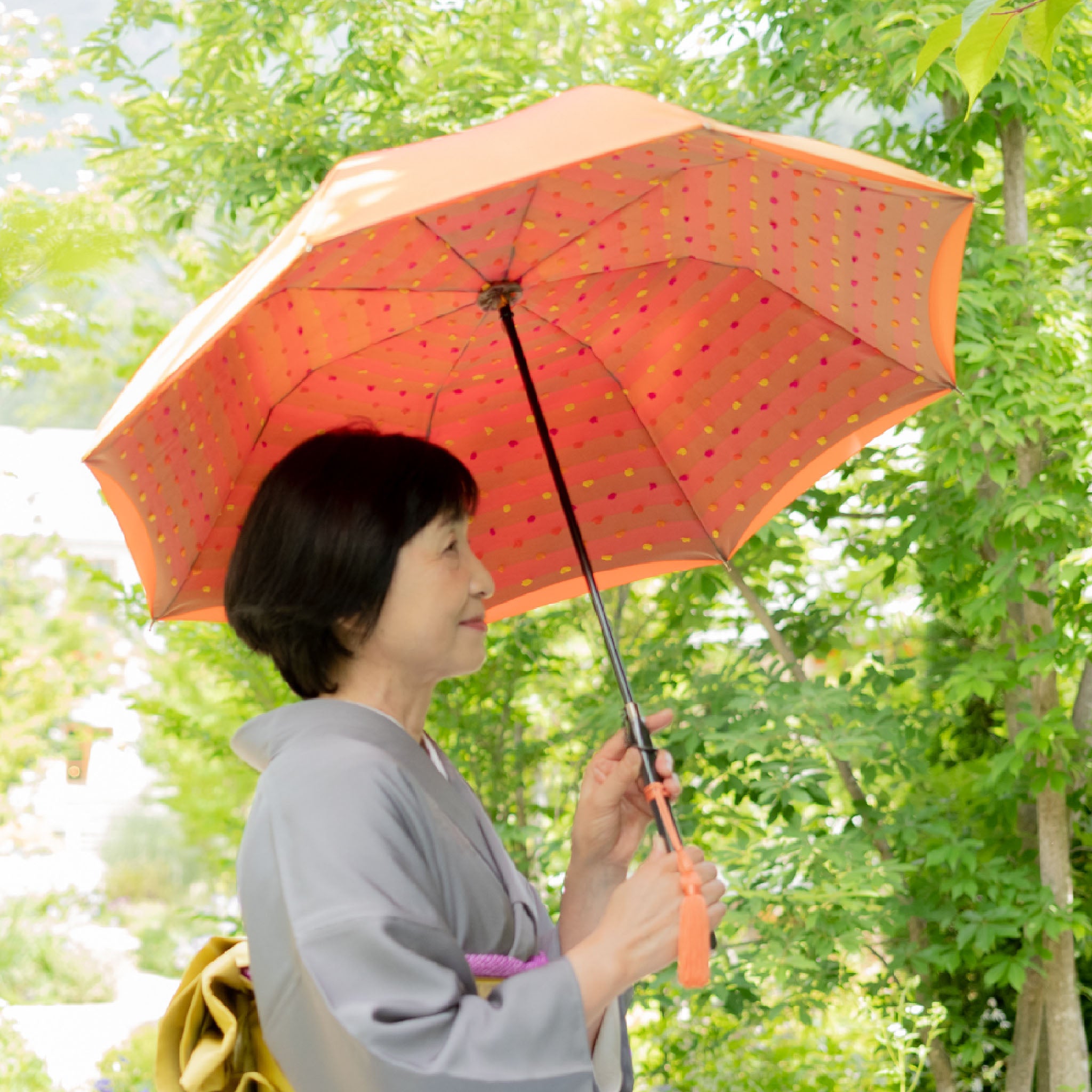 晴雨兼用レディース傘 1866 ボンボンカット オレンジ 使用イメージ
