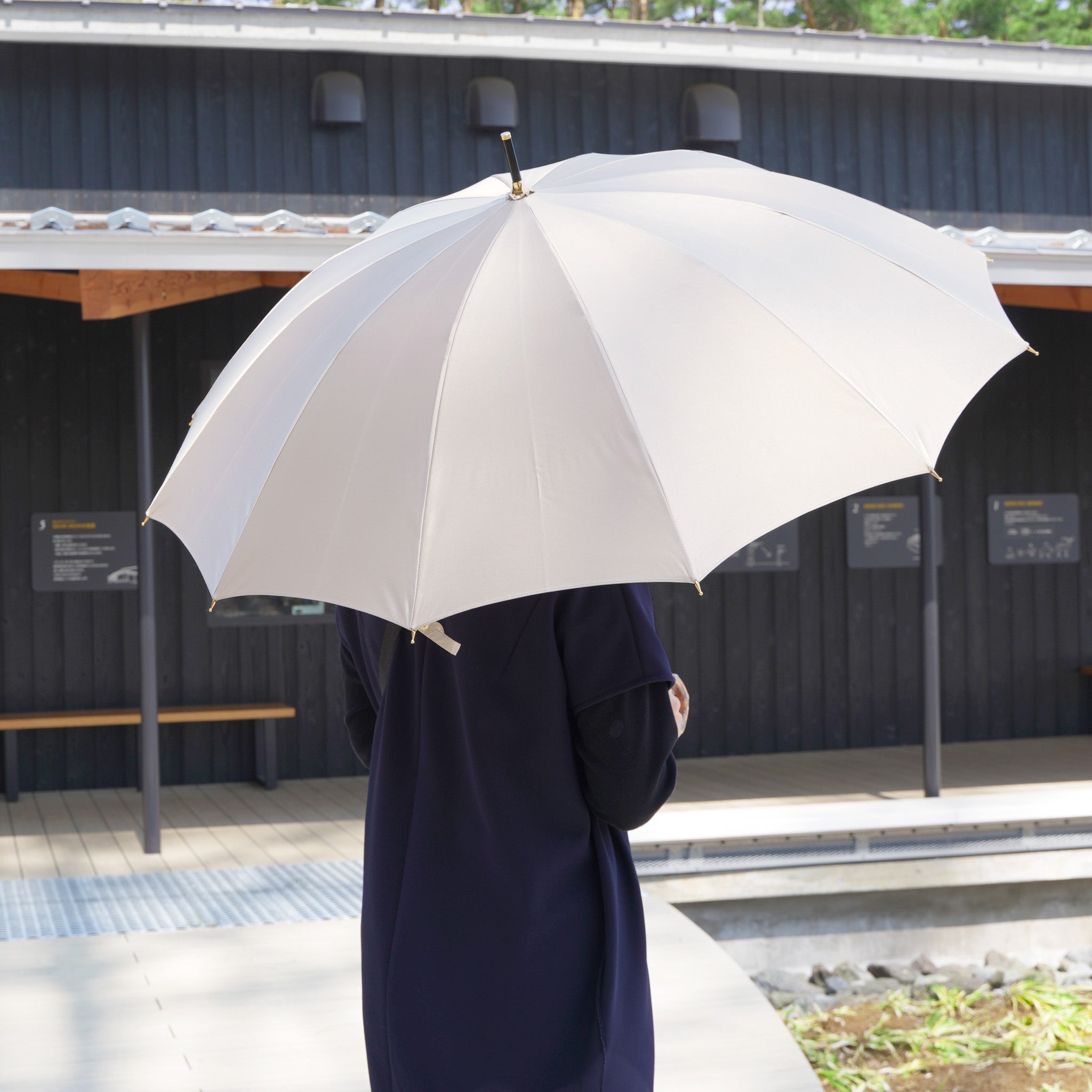 晴雨兼用レディース傘 Dusk Chambray シャンパンベージュ 使用イメージ