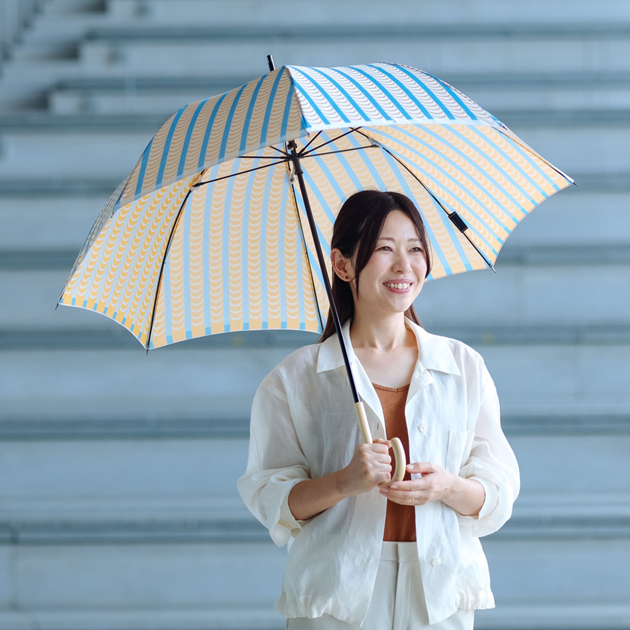晴雨兼用 レディース Stig L. DRAPES オレンジ 長傘 使用イメージ
