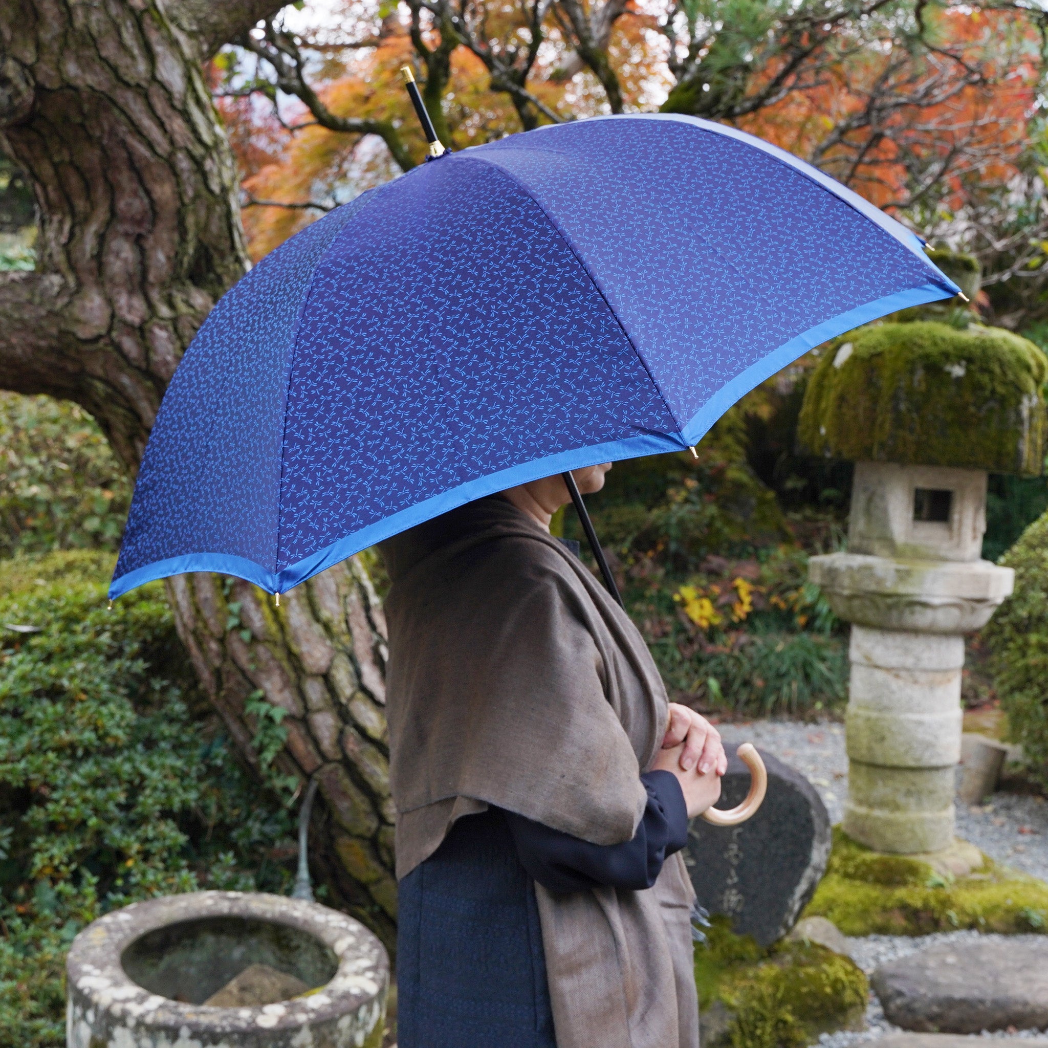 晴雨兼用 レディース 小紋 ネイビー 長傘 使用イメージ