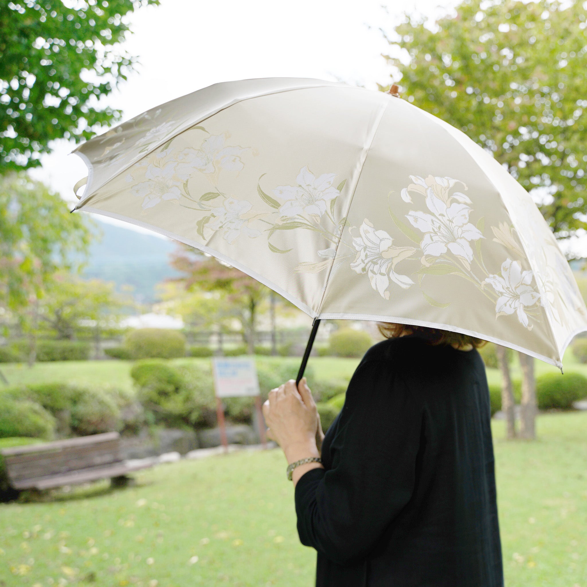 晴雨兼用 レディース 絵おり 百合 ベージュ 折りたたみ傘 使用イメージ