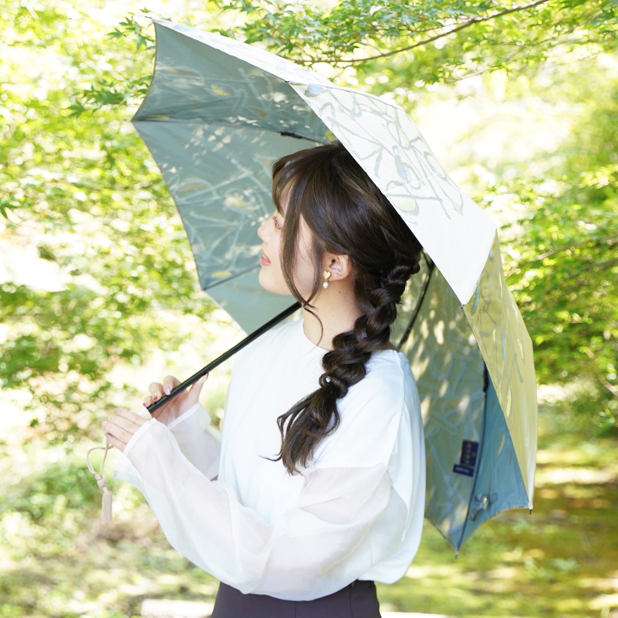 晴雨兼用 レディース Aneqdot 踊る グリーン 折りたたみ傘 使用イメージ