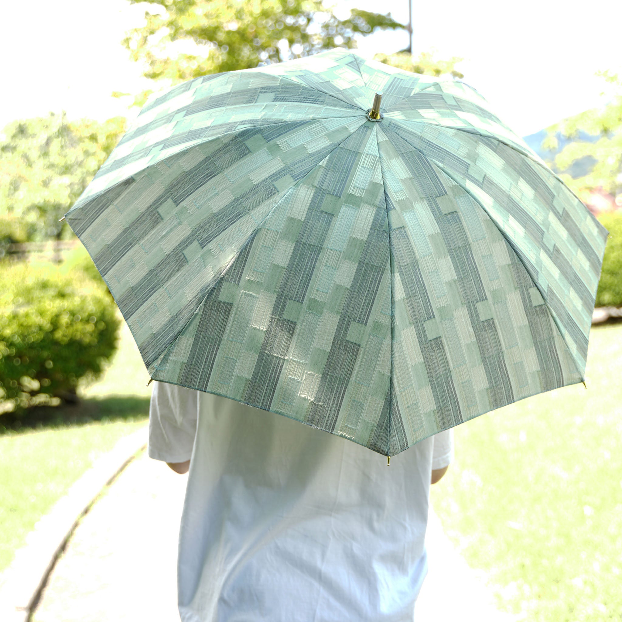 晴雨兼用日傘 feel.t ブロックカット オリーブ 使用イメージ