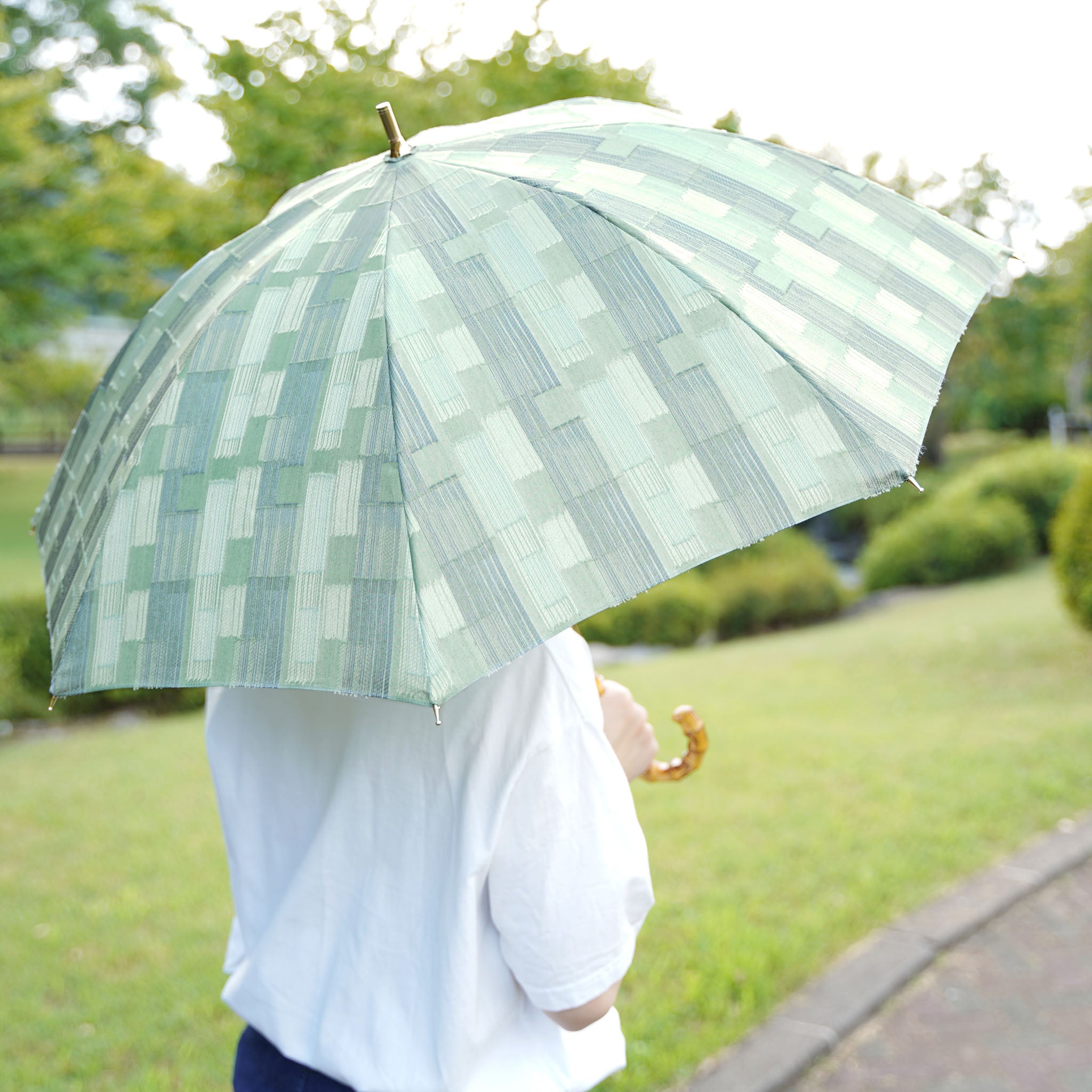晴雨兼用日傘 feel.t ブロックカット オリーブ 使用イメージ