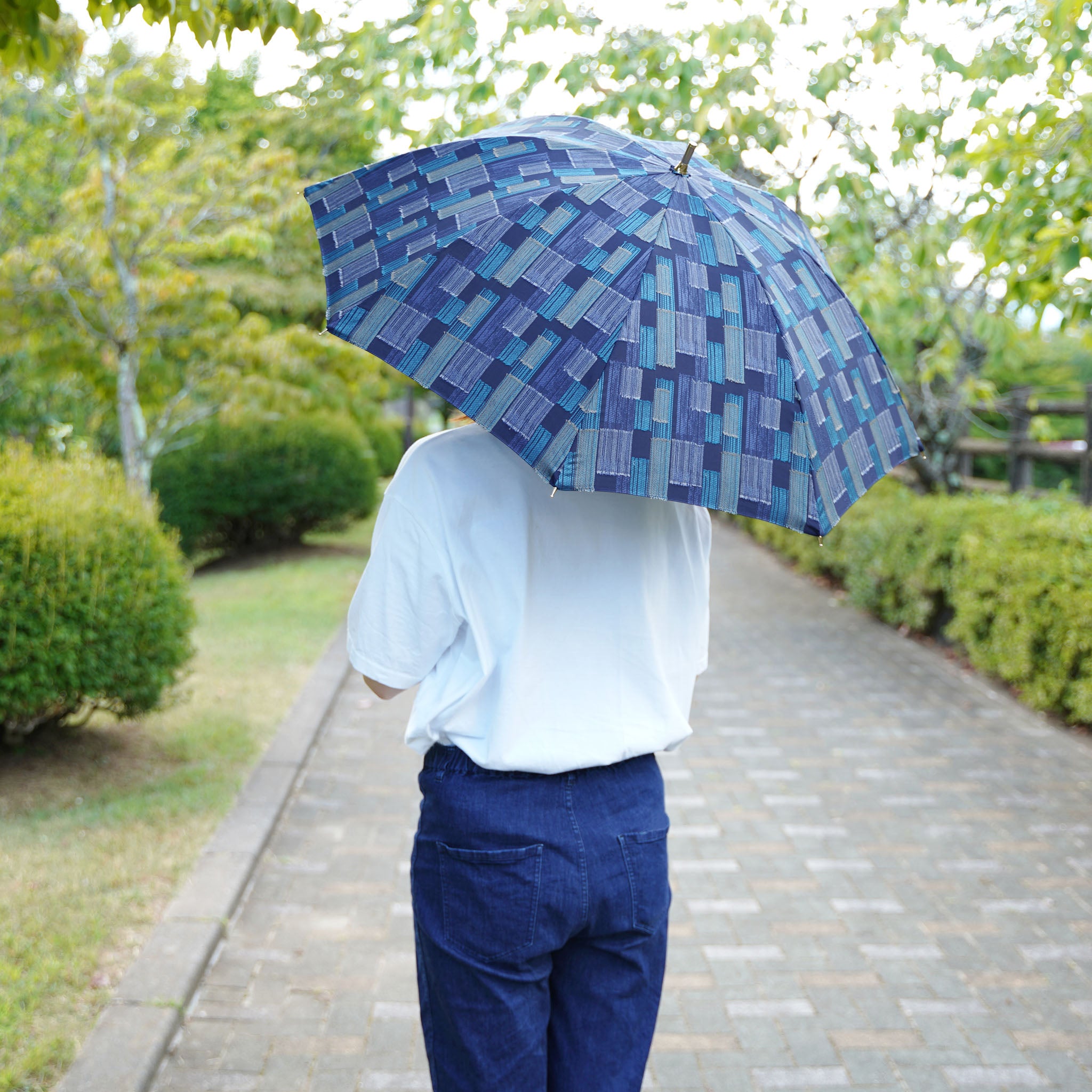 晴雨兼用日傘 feel.t ブロックカット ダークブルー 使用イメージ
