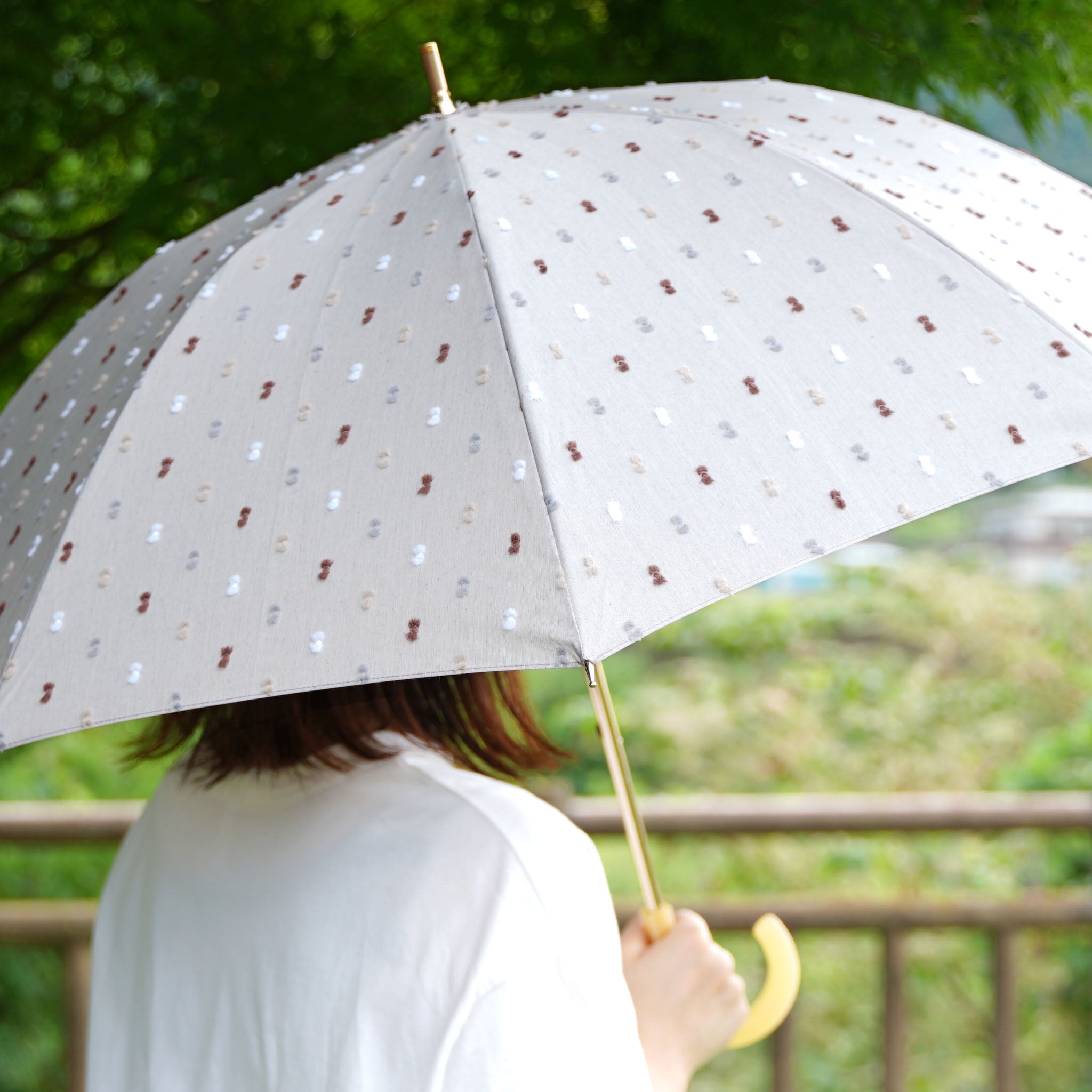 晴雨兼用日傘 feel.t 多色ボンボン ベージュ 使用イメージ