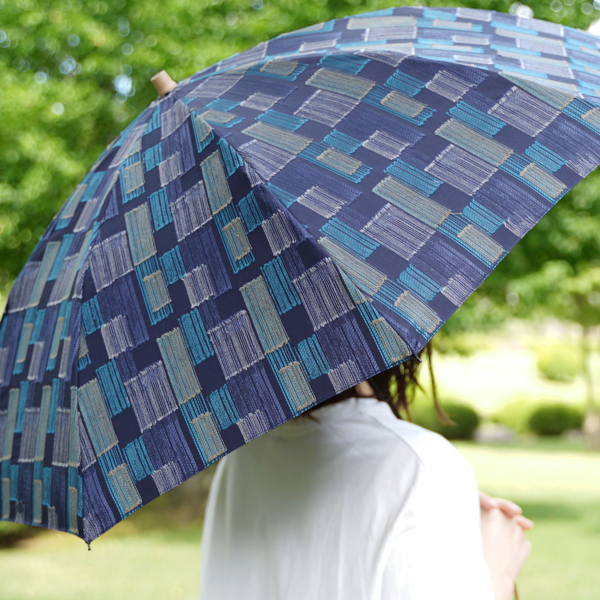 晴雨兼用日傘 折りたたみ feel.t ブロックカット ダークブルー 使用イメージ