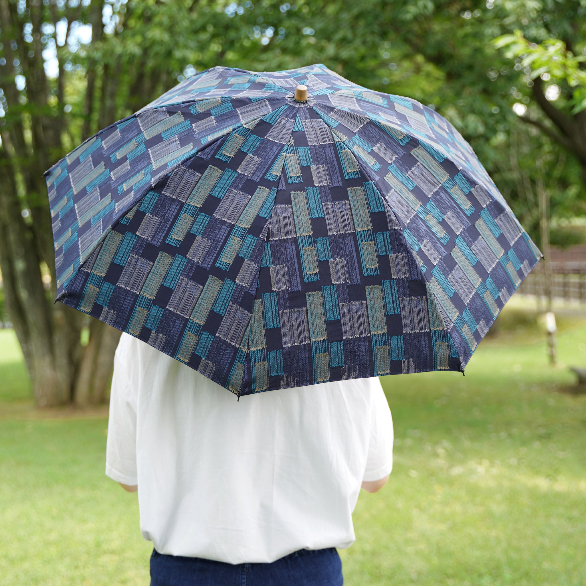 晴雨兼用日傘 折りたたみ feel.t ブロックカット ダークブルー 使用イメージ