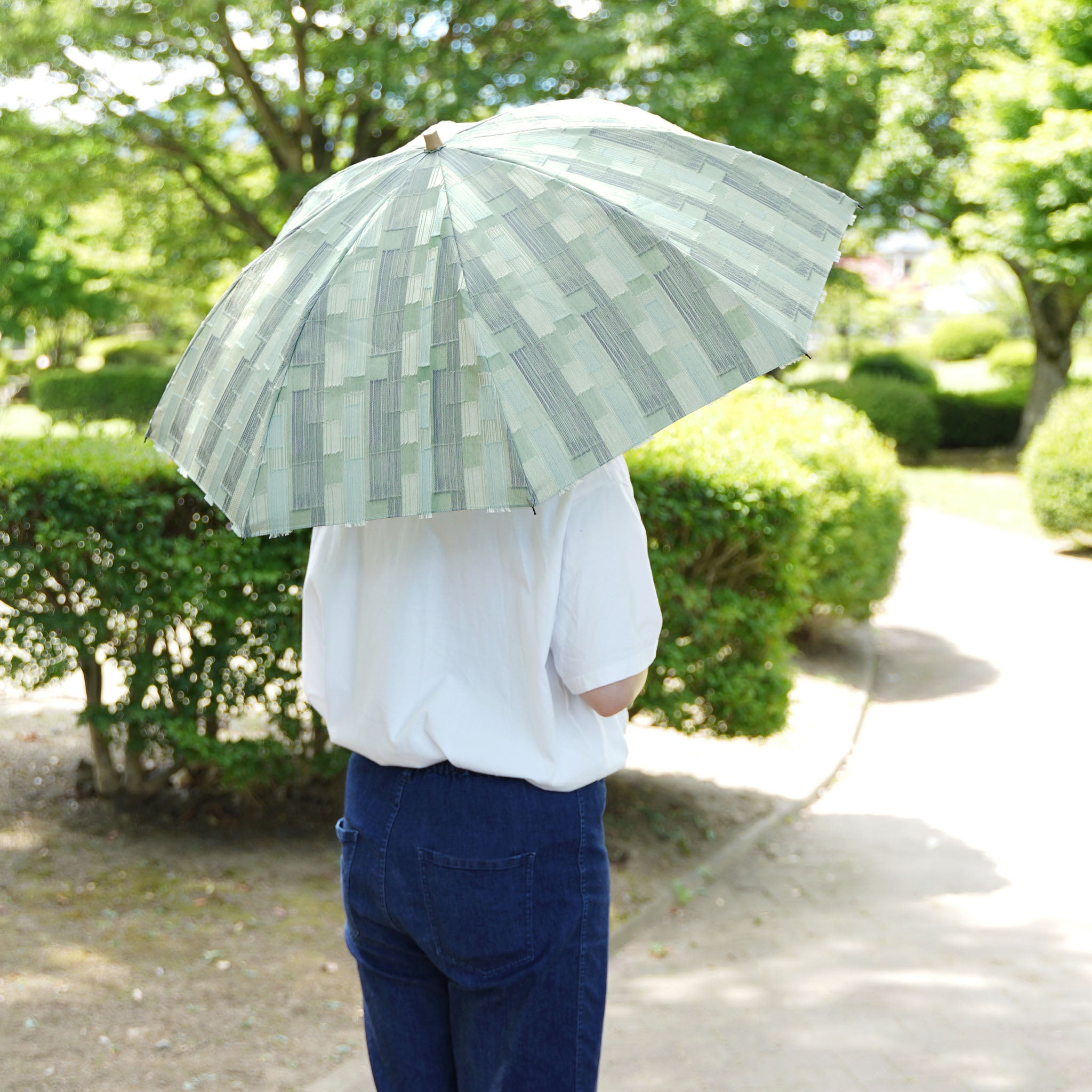 晴雨兼用日傘 折りたたみ feel.t ブロックカット オリーブ 使用イメージ