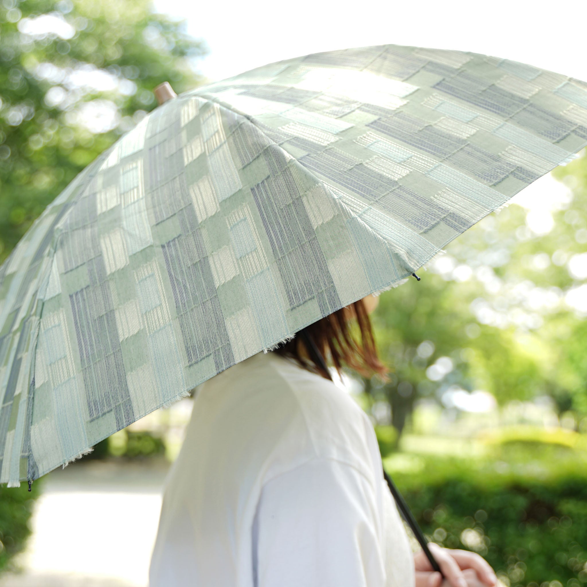 晴雨兼用日傘 折りたたみ feel.t ブロックカット オリーブ 使用イメージ