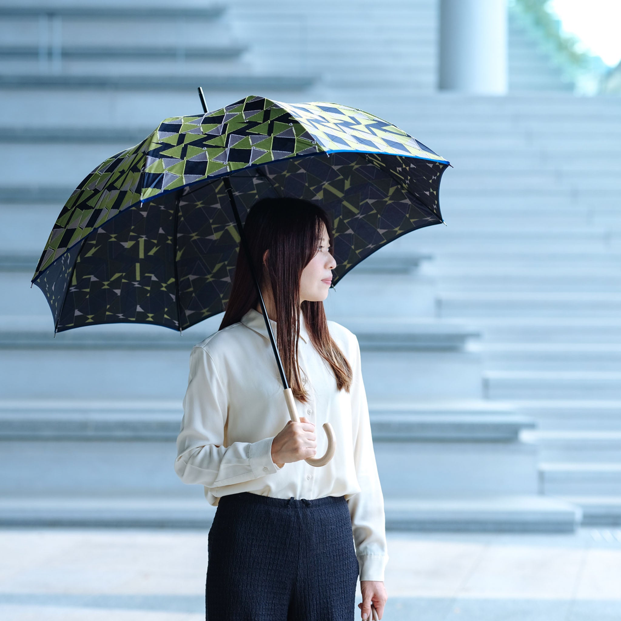 晴雨兼用 レディース fusion RIBBON ネイビー 長傘 使用イメージ