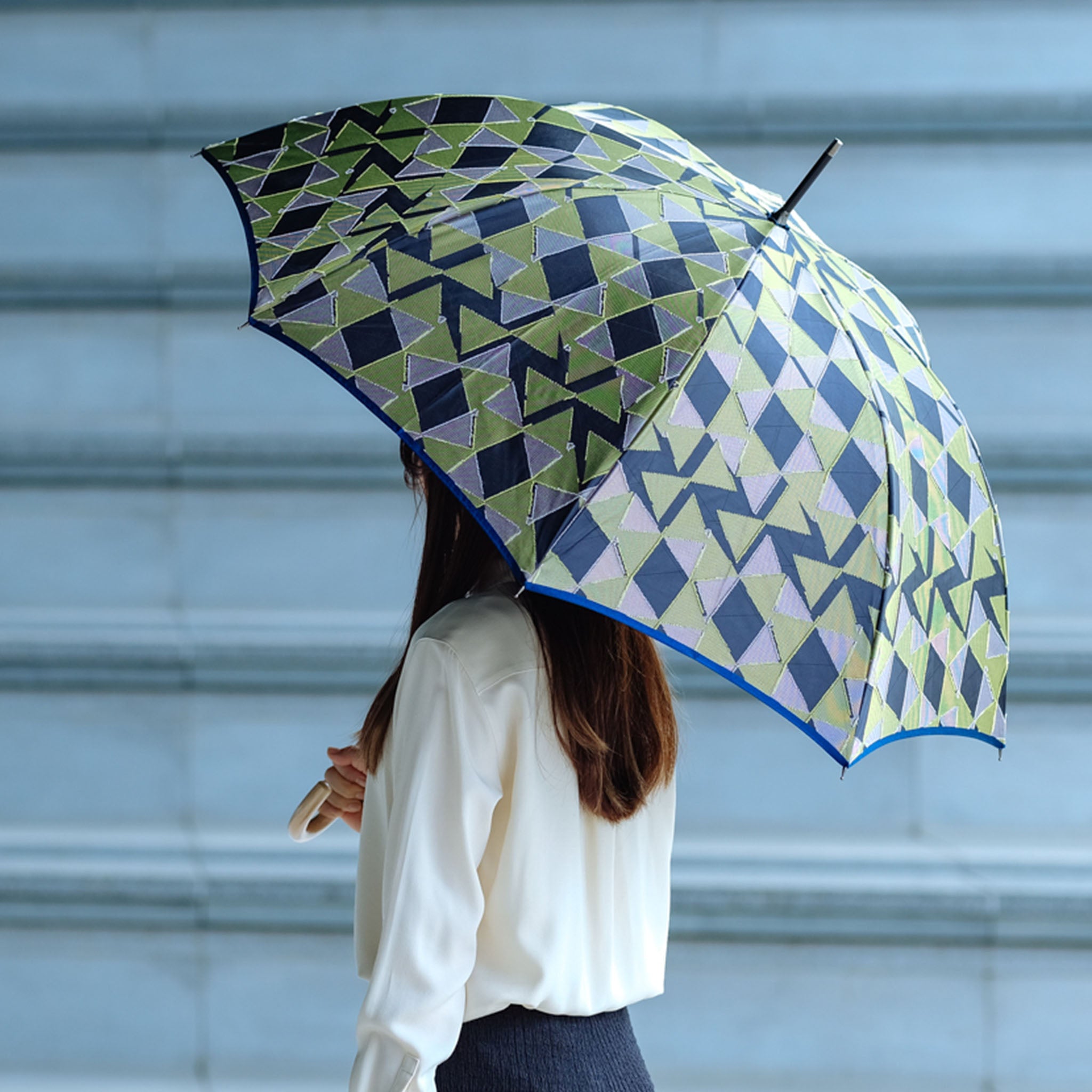 晴雨兼用 レディース fusion RIBBON ネイビー 長傘 使用イメージ
