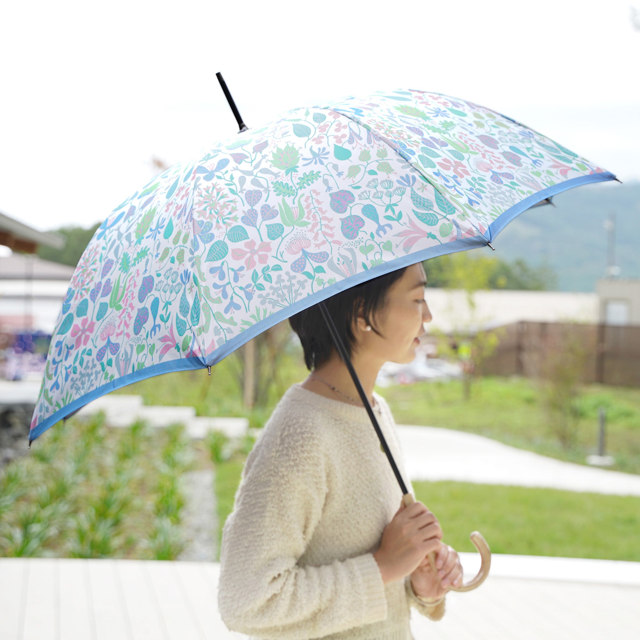 晴雨兼用 レディース Stig L. HERBARIUM ライトブルー 長傘 使用イメージ