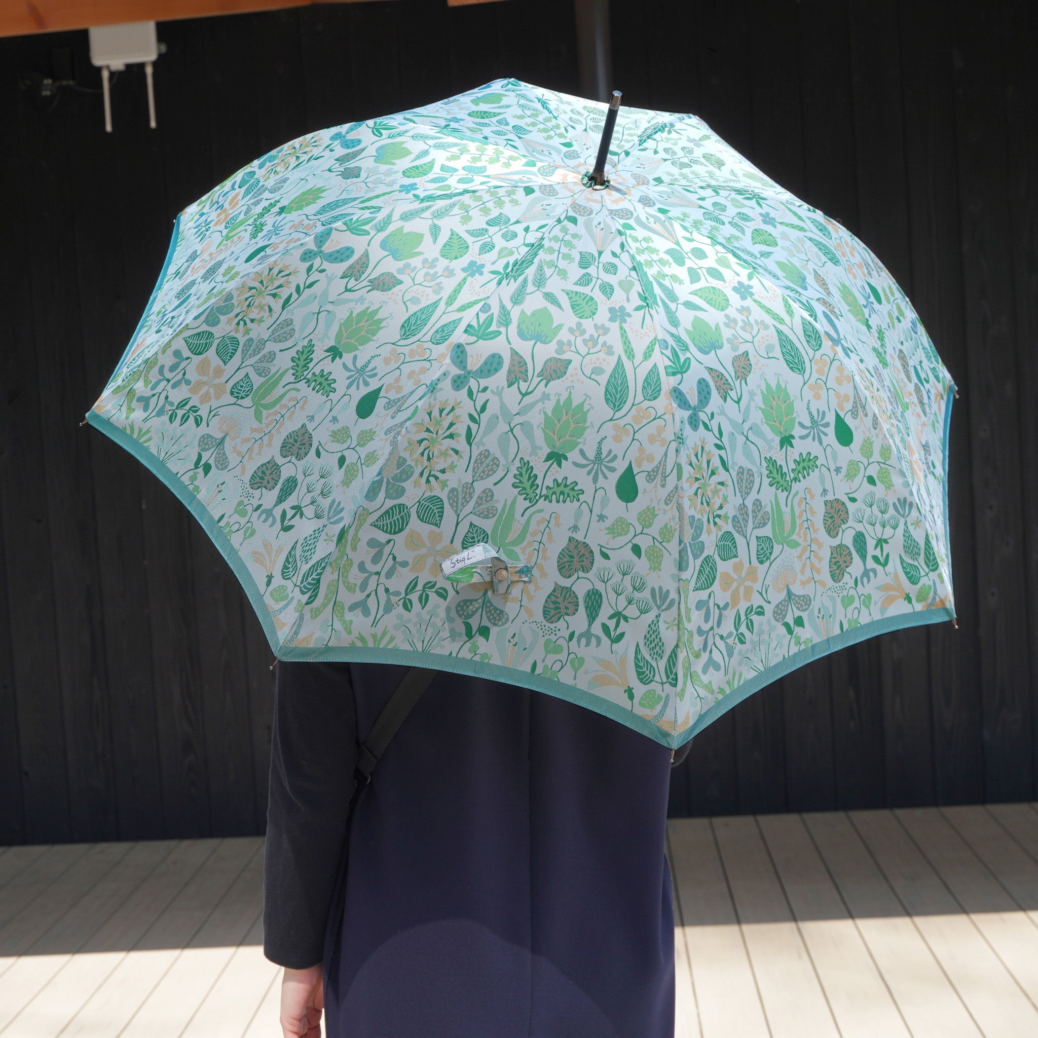 晴雨兼用 レディース Stig L. HERBARIUM ライムグリーン 長傘 使用イメージ