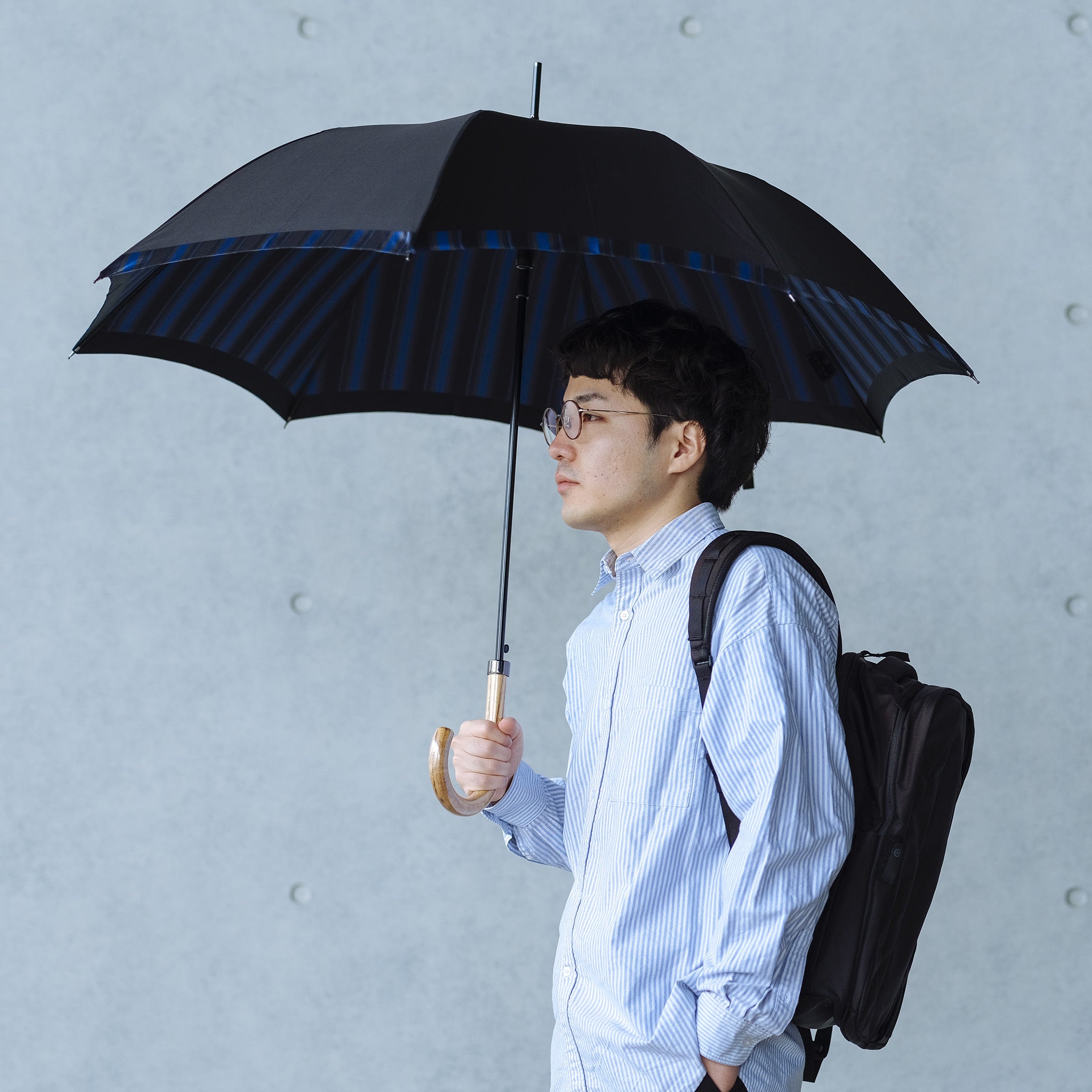 晴雨兼用 メンズ Tie Plain×Stripe DARK NAVY 長傘 使用イメージ