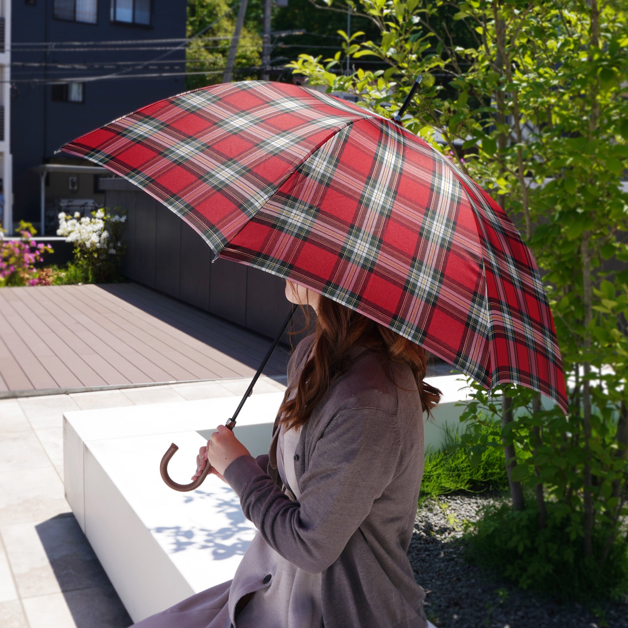 雨傘 レディース レトロチェック タータンチェック② レッド 長傘 使用イメージ