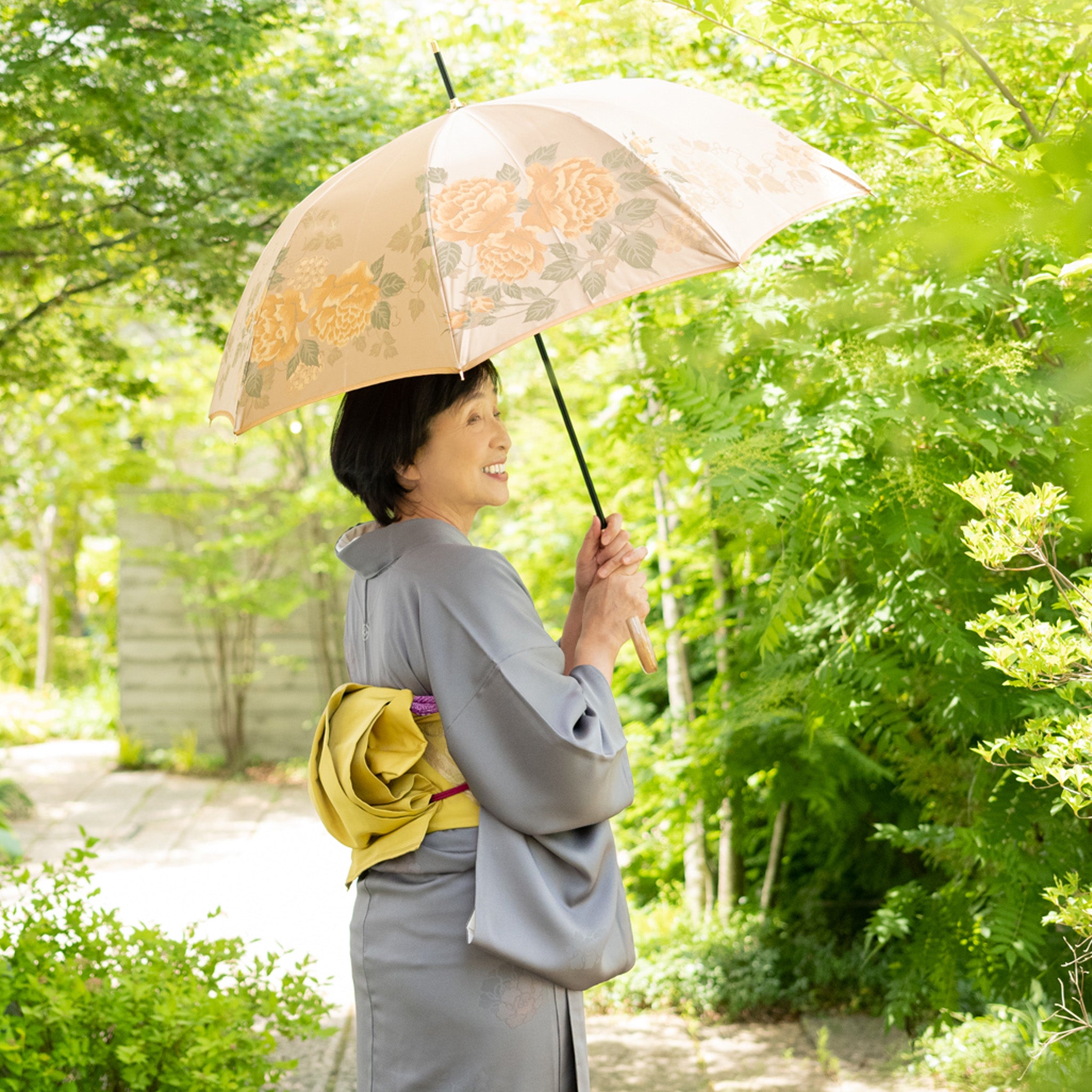 晴雨兼用レディース傘 バラとぶどう ベージュ 長傘 使用イメージ