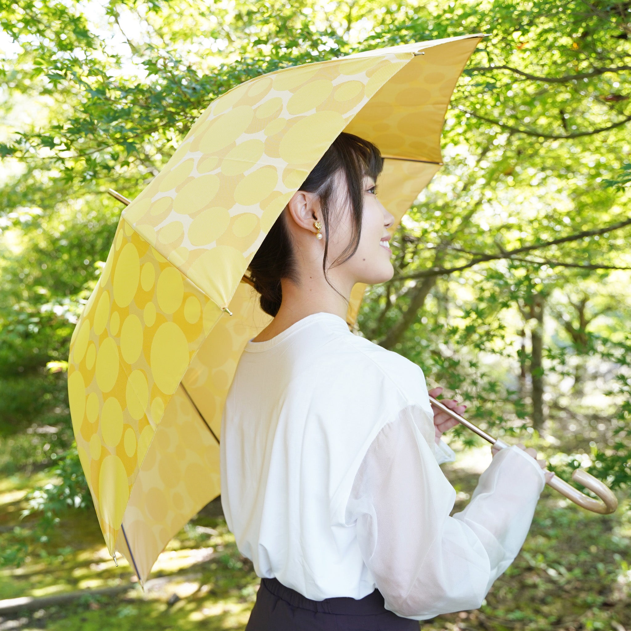晴雨兼用 レディース ノルディック バブル イエロー 長傘 使用イメージ