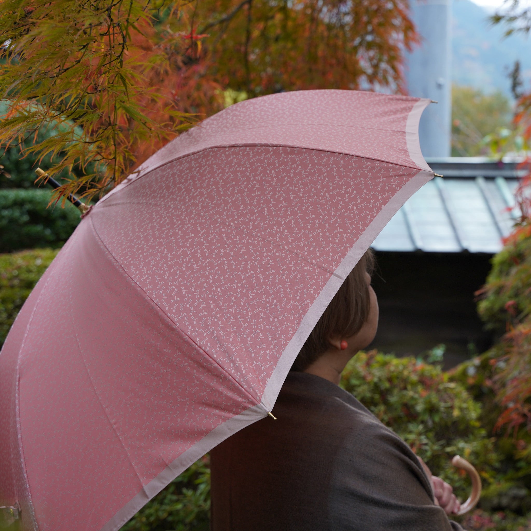 晴雨兼用 レディース 小紋 サーモンピンク 長傘 使用イメージ