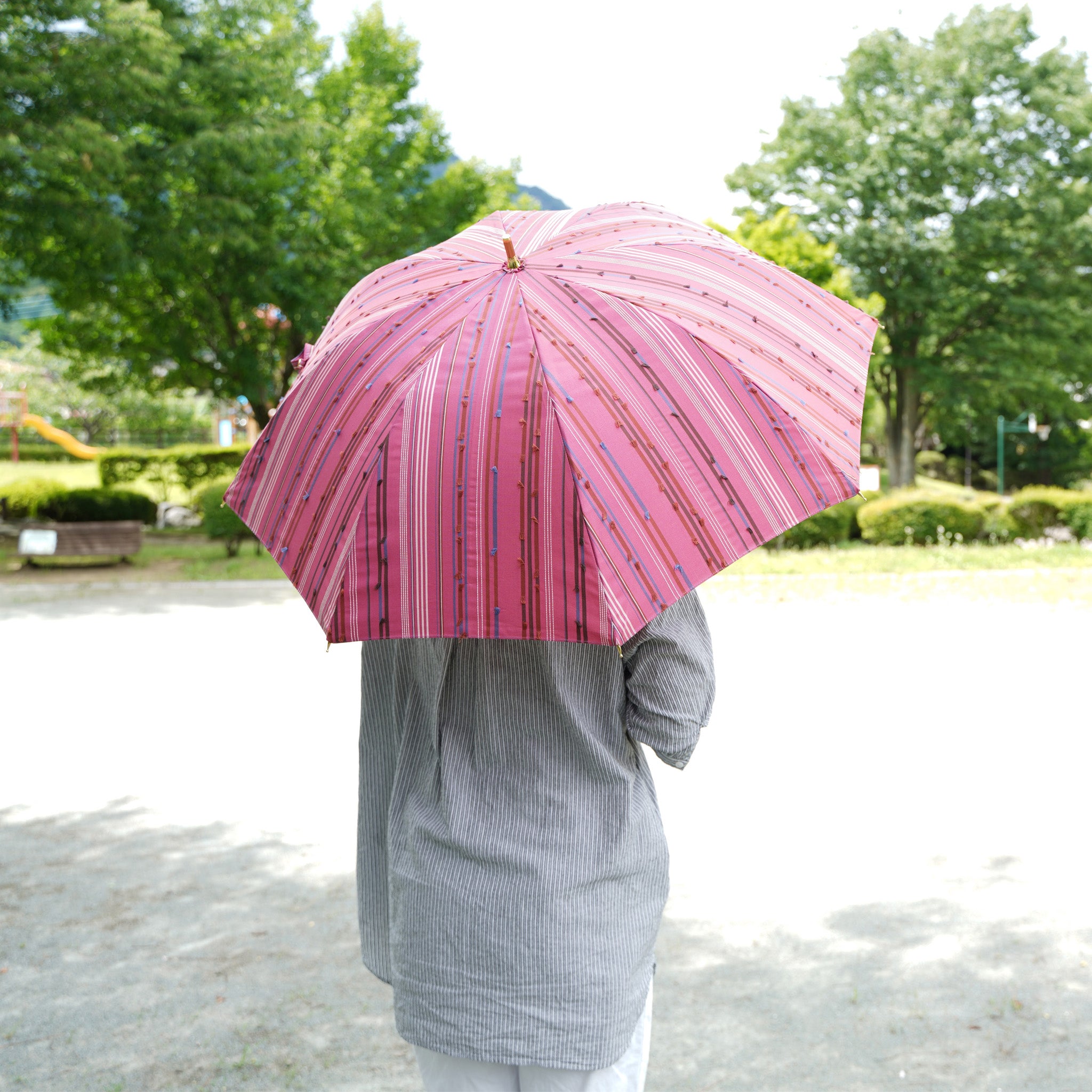 晴雨兼用 レディース feel.t ステッチストライプ ピンク スライドショート傘 使用イメージ