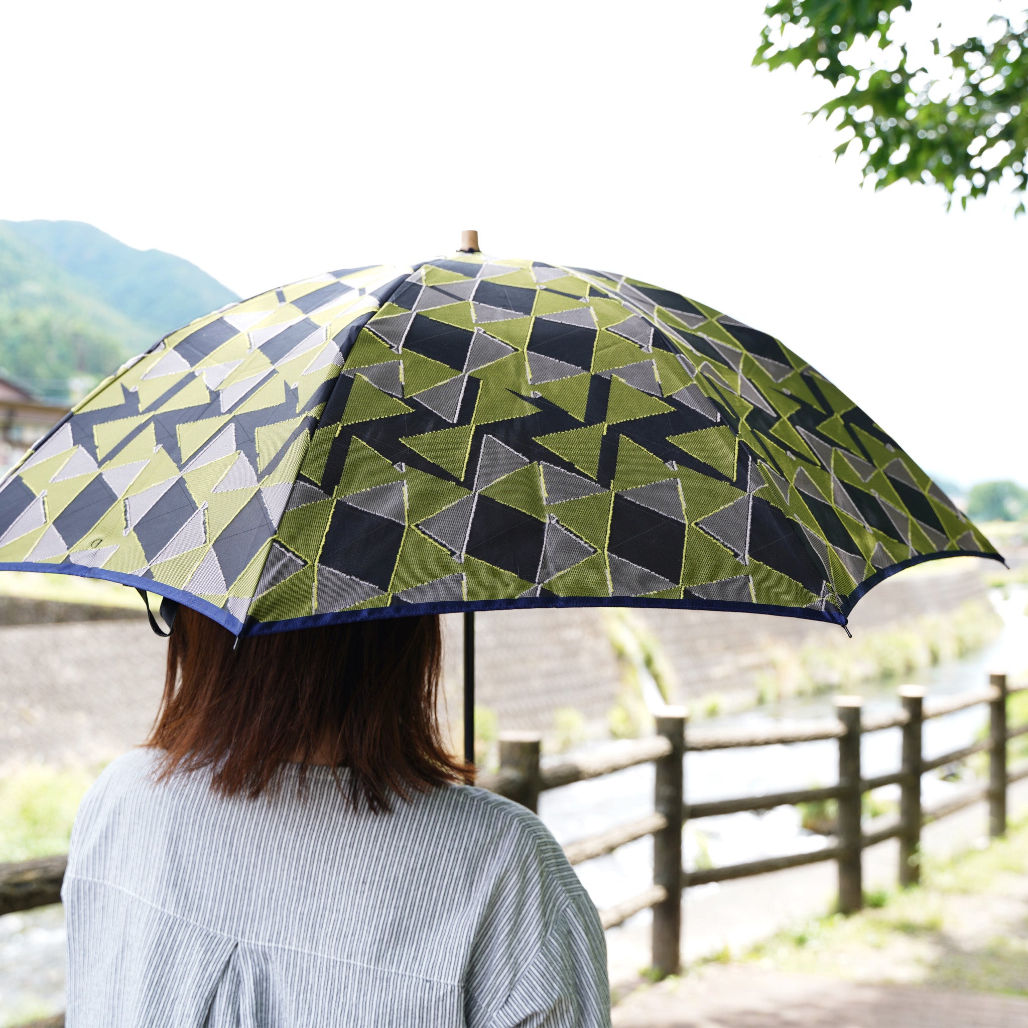 晴雨兼用 レディース fusion RIBBON ネイビー 折りたたみ傘 使用イメージ