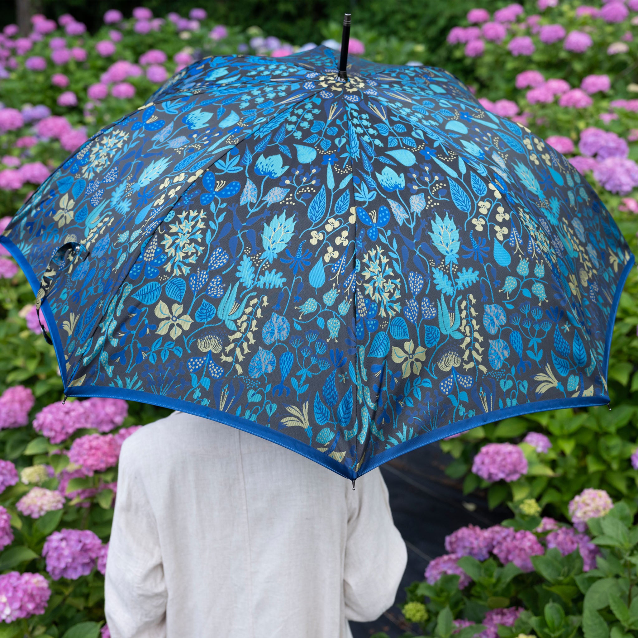 晴雨兼用 レディース Stig L. HERBARIUM ブルー 長傘 使用イメージ