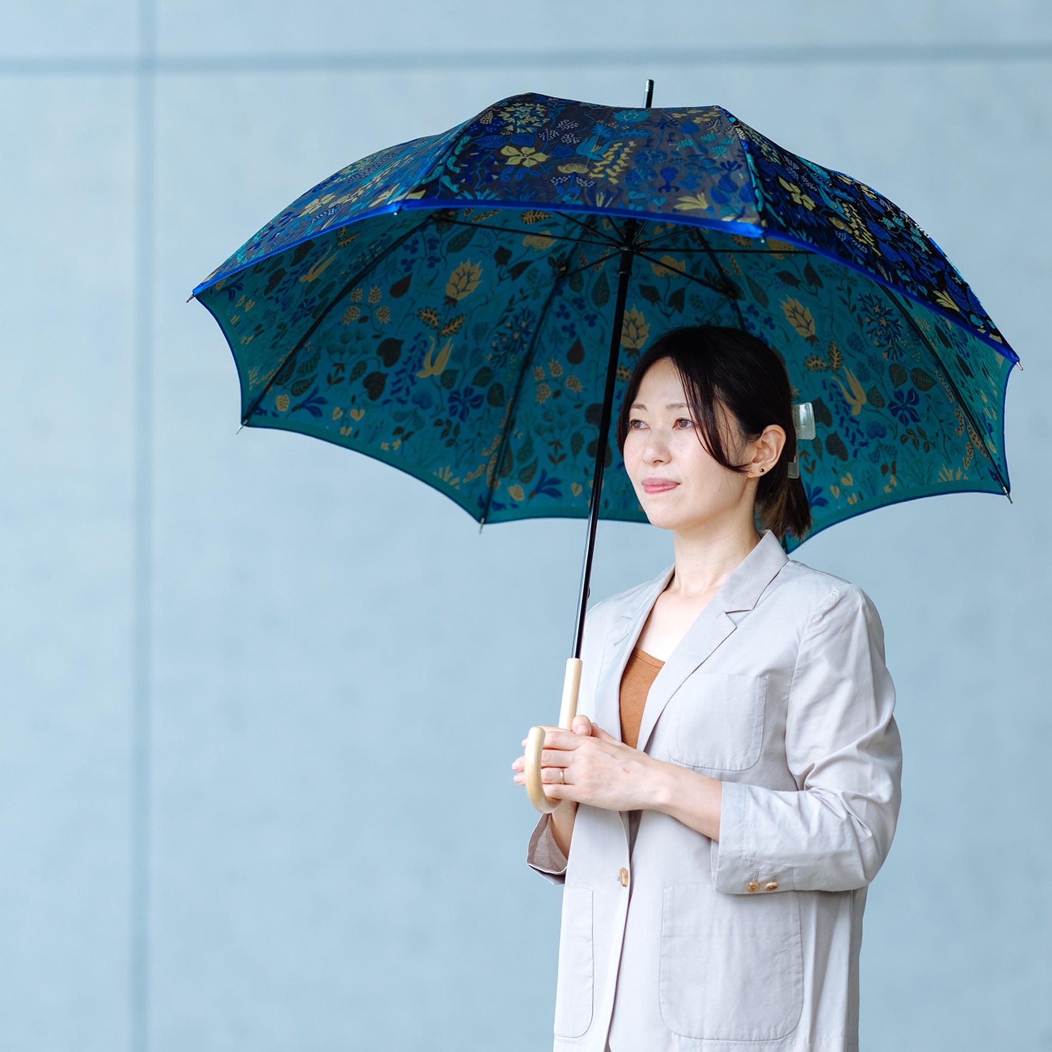 晴雨兼用 レディース Stig L. HERBARIUM ブルー 長傘 使用イメージ