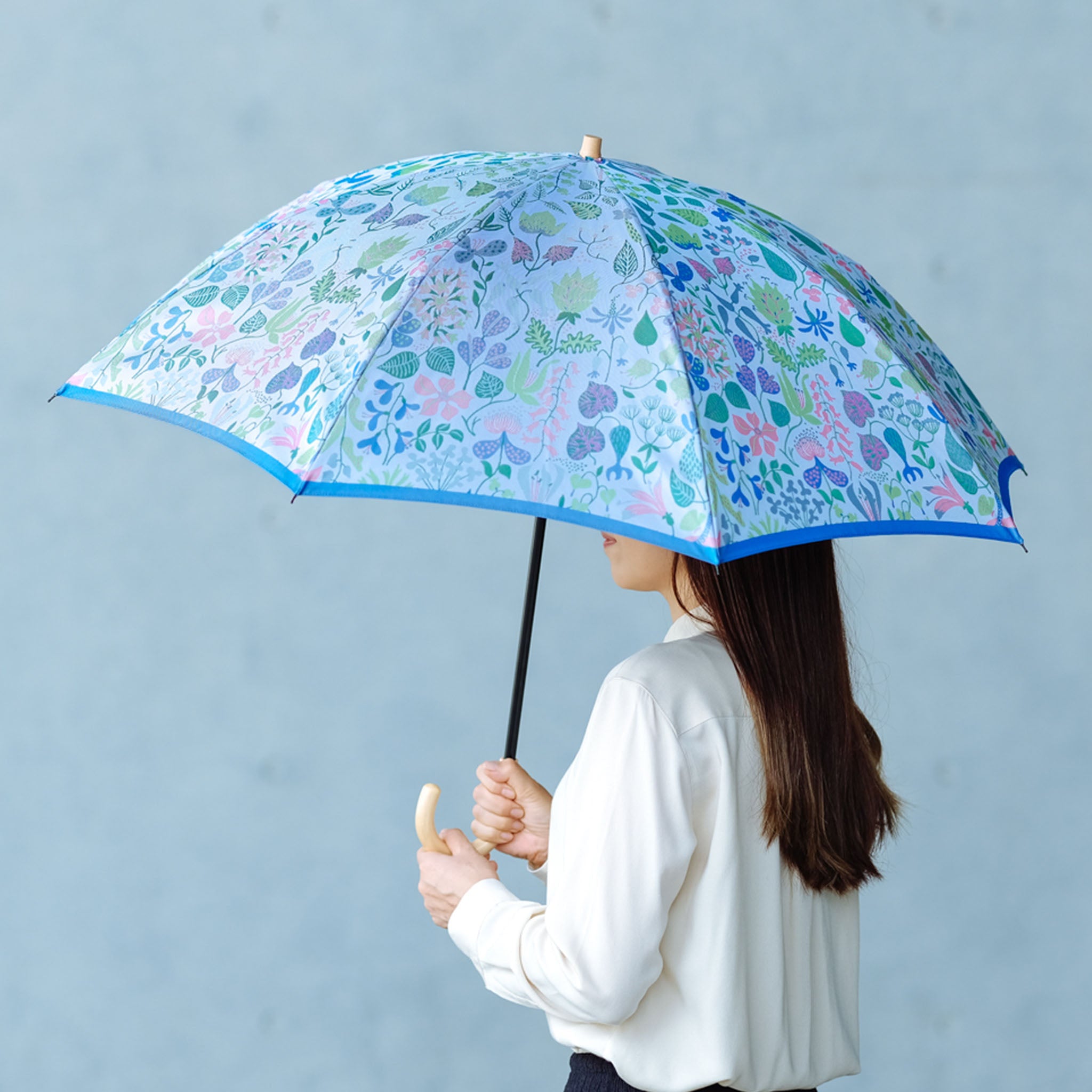 晴雨兼用 レディース Stig L. HERBARIUM ライトブルー 折りたたみ傘 使用イメージ