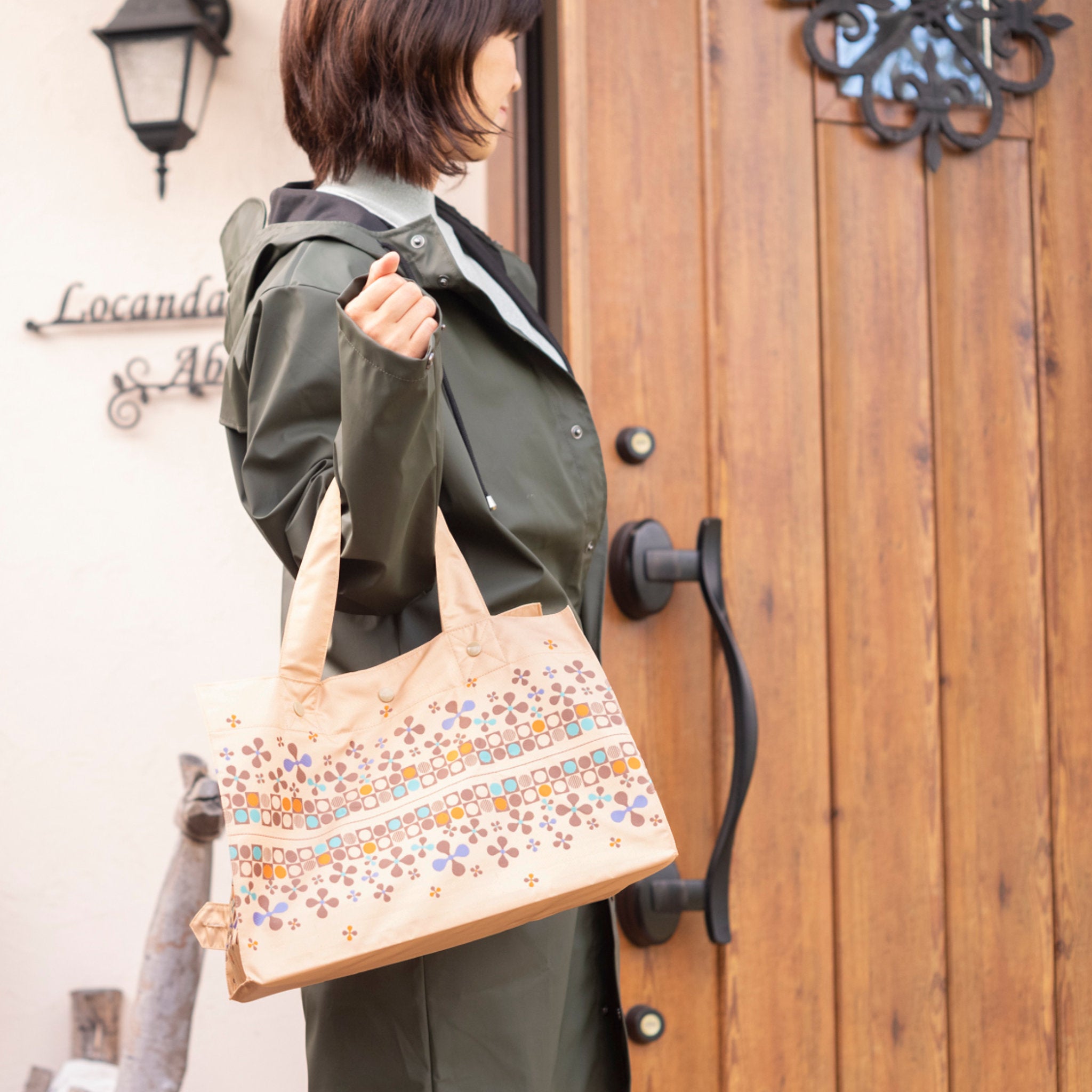 Lunch Tote フライングフラワー ベージュ使用イメージ