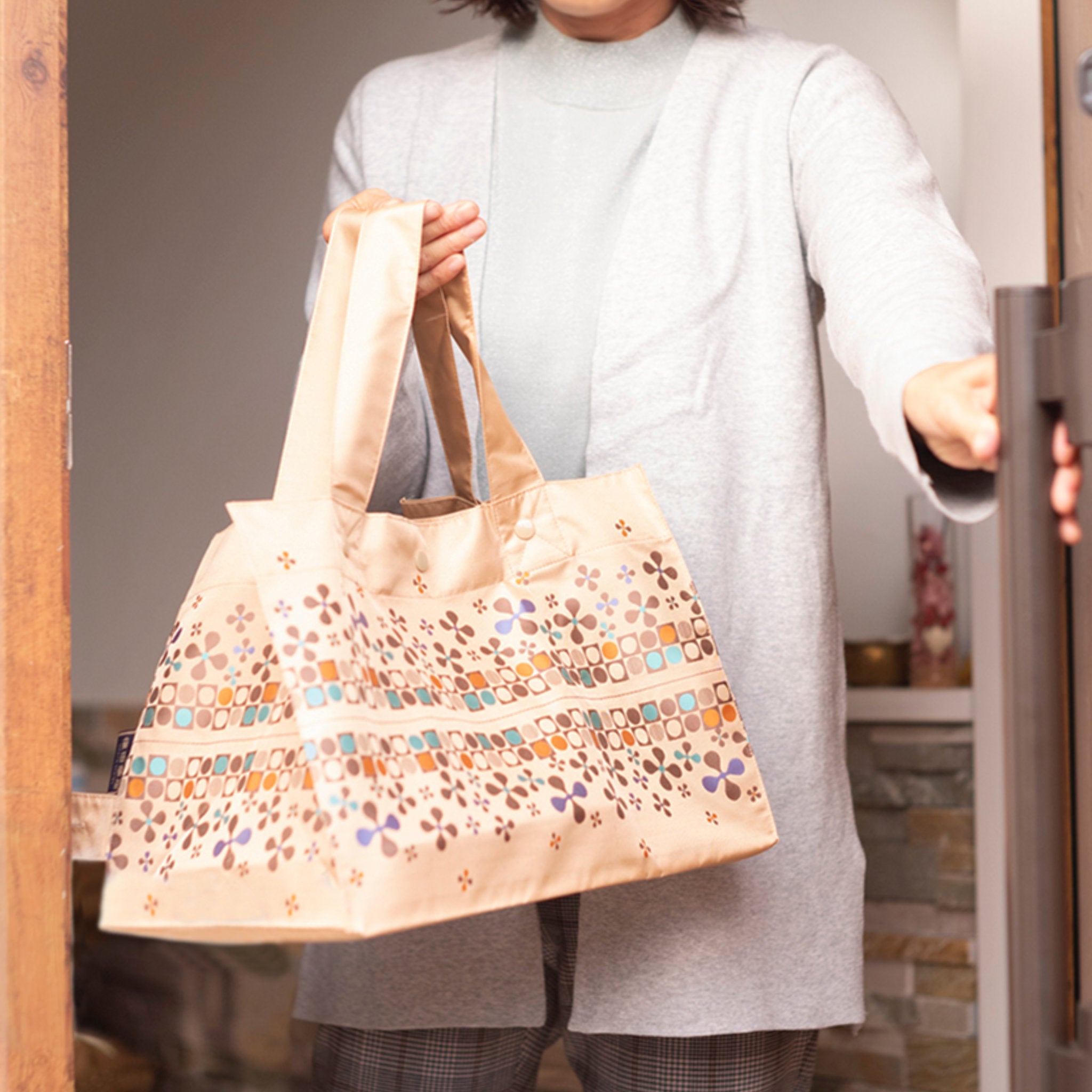 Lunch Tote フライングフラワー ベージュ使用イメージ