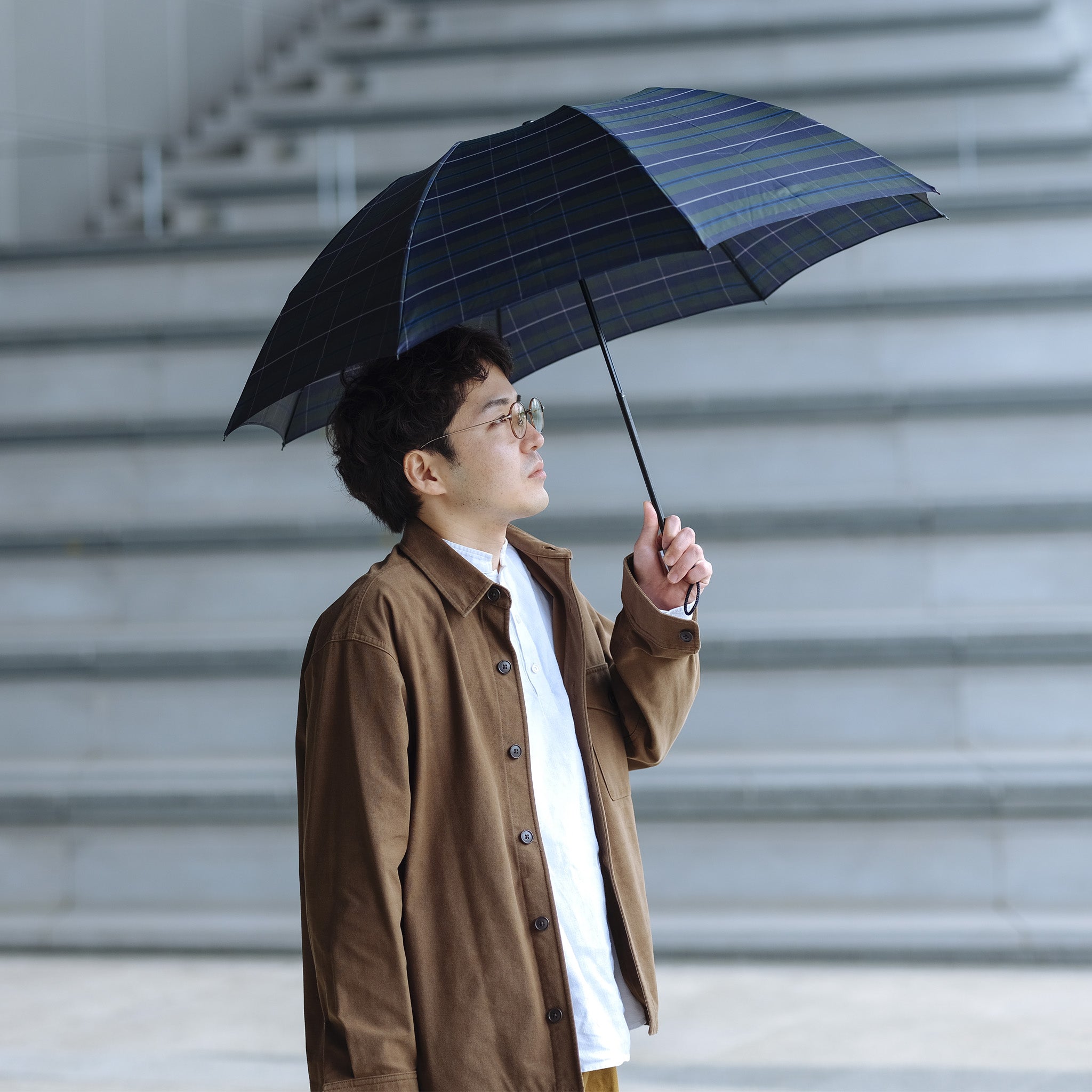 晴雨兼用 メンズ Makita Trad Douglas green 折りたたみ傘 使用イメージ