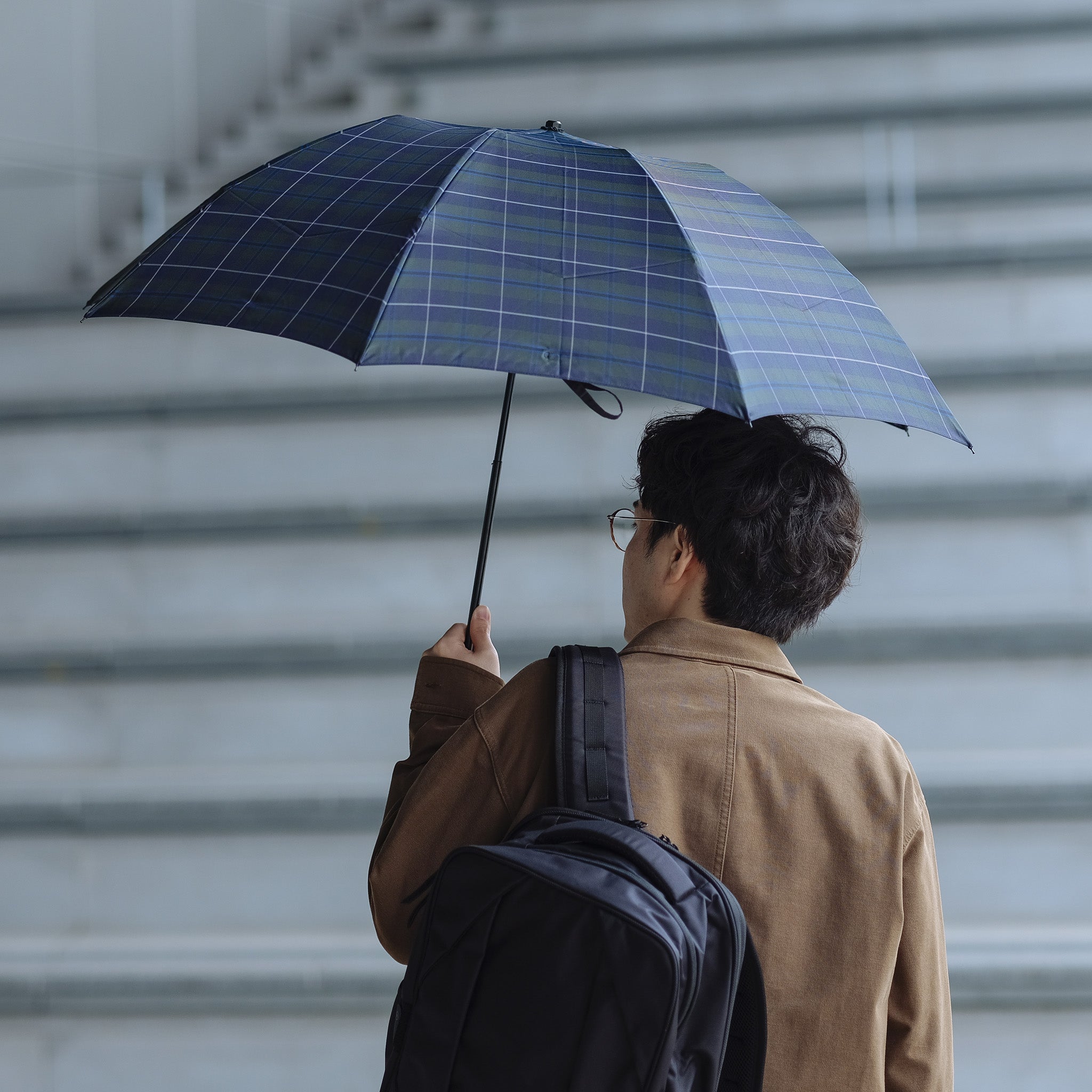 公私ともに使いやすいメンズ折りたたみ傘！晴雨兼用雨傘8本60cm