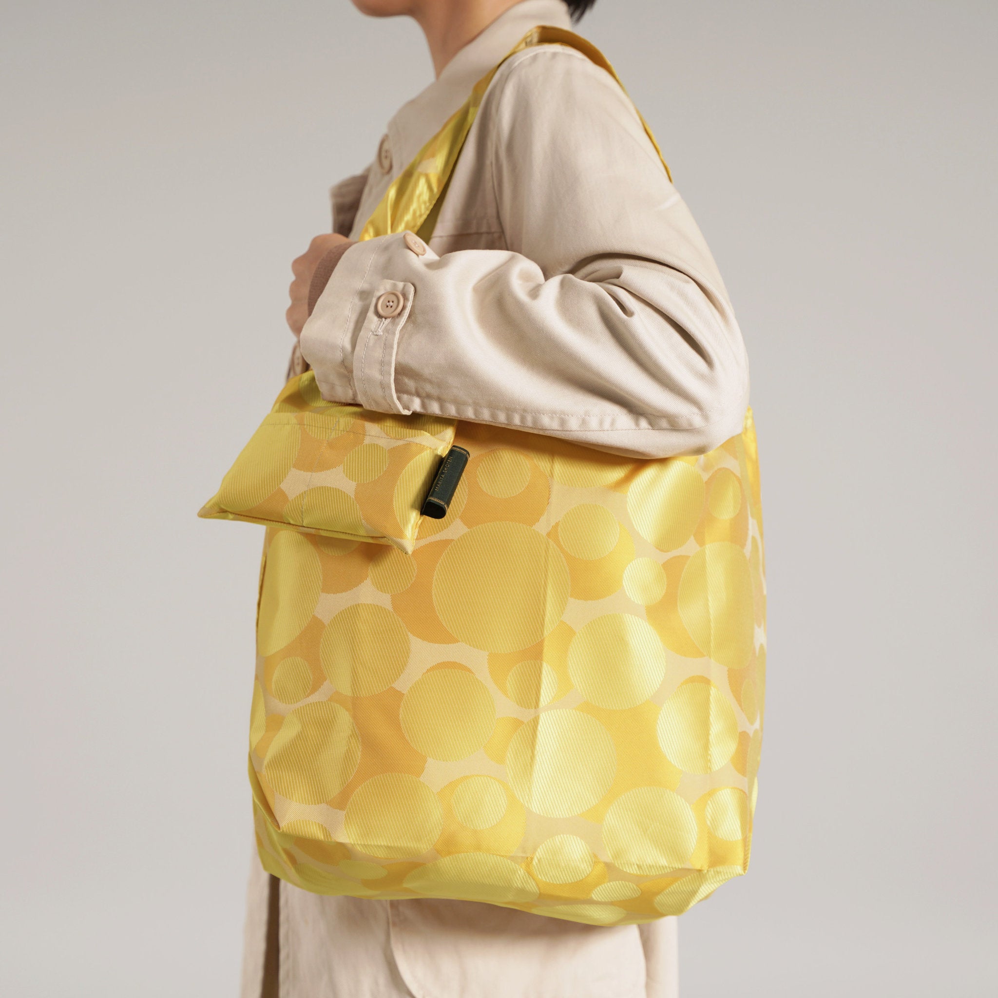 防撥水付きエコバッグumbrellaclothbag バブル イエロー使用イメージ