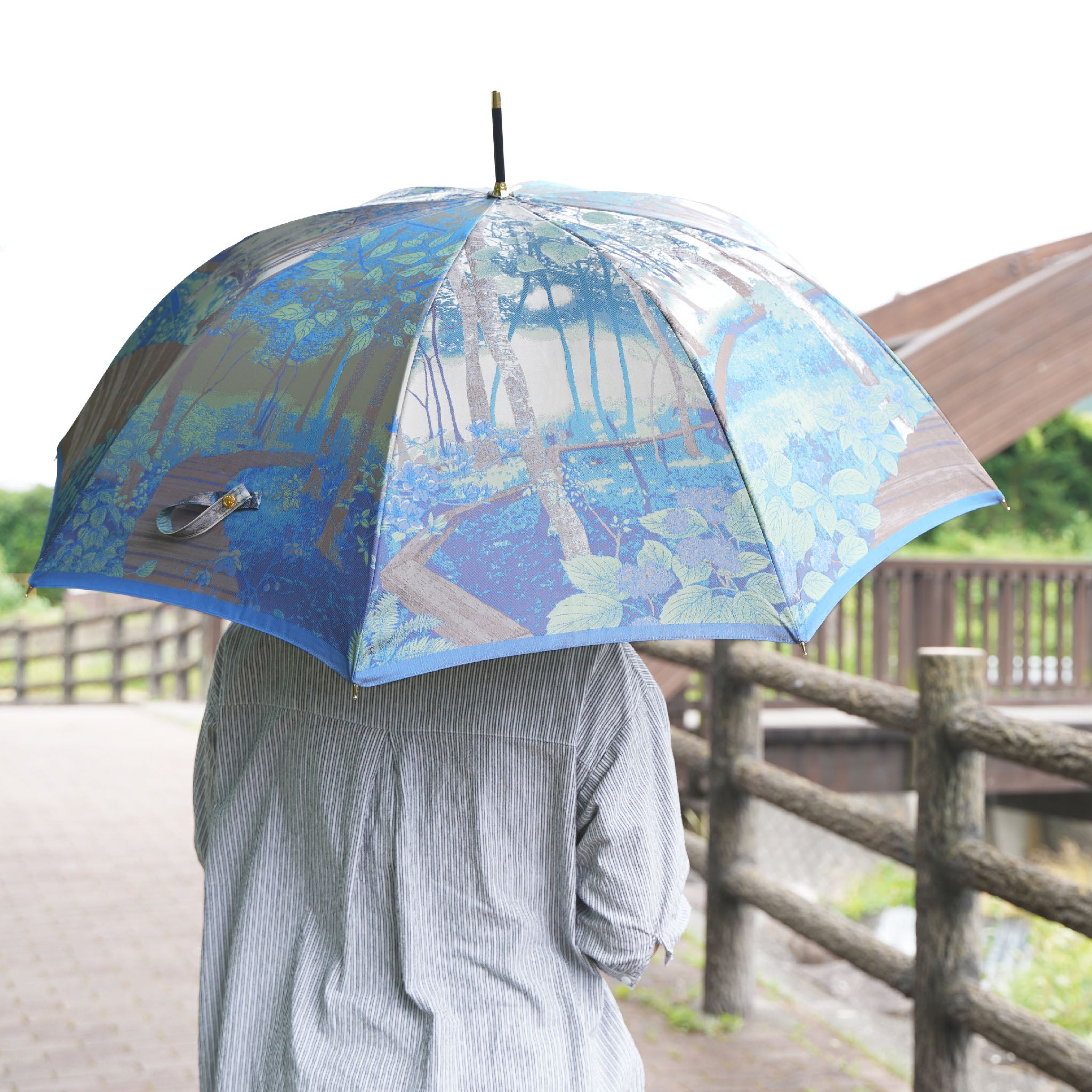 晴雨兼用 レディース 八ヶ岳の森 昼下がり ブルー 長傘 使用イメージ