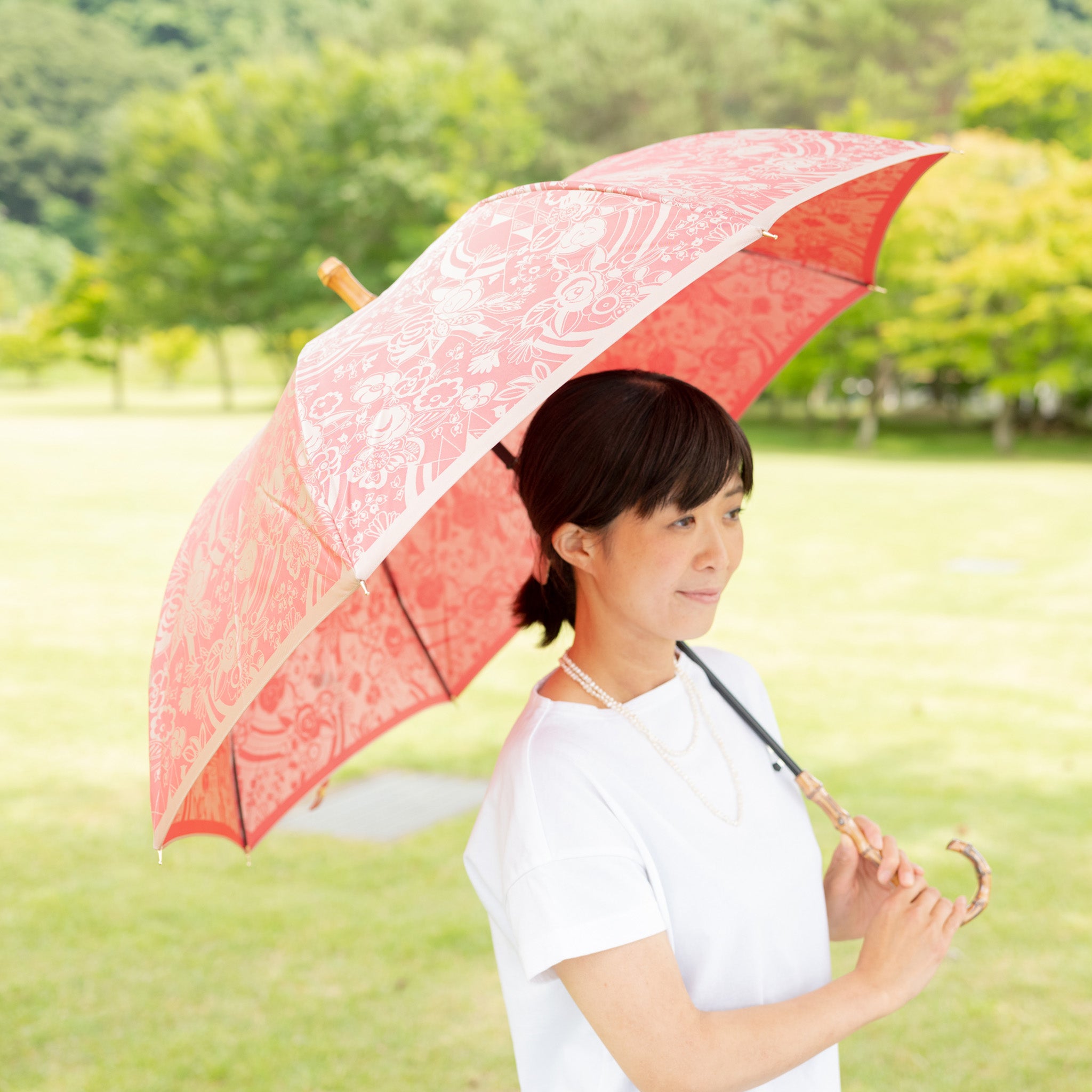 晴雨兼用 レディース kirie 更紗 ルージュ 長傘 使用イメージ