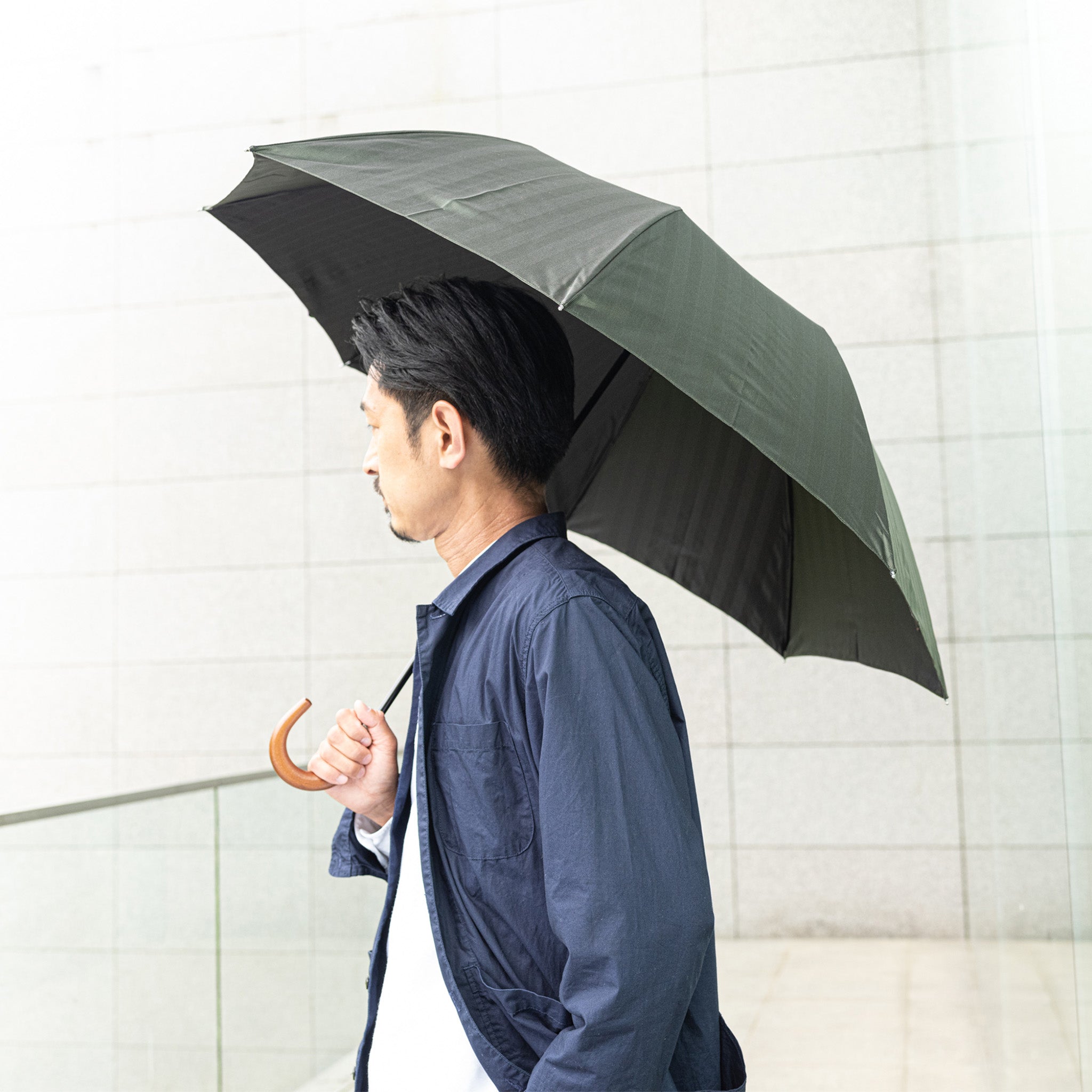晴雨兼用 メンズ MAKITA STANDARD カーキ 折りたたみ傘 使用イメージ
